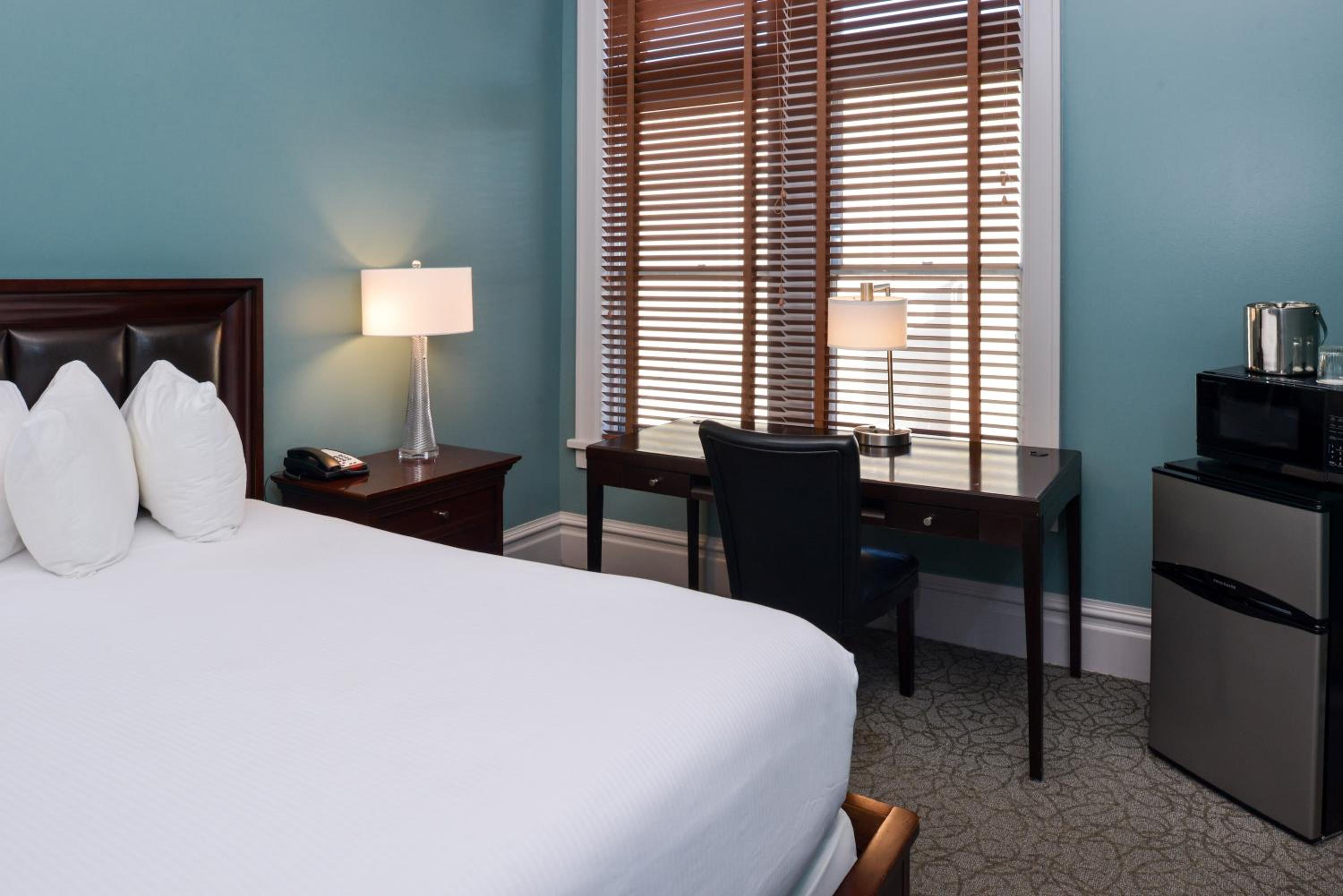 Queen Room - Disability Access - Photo 2