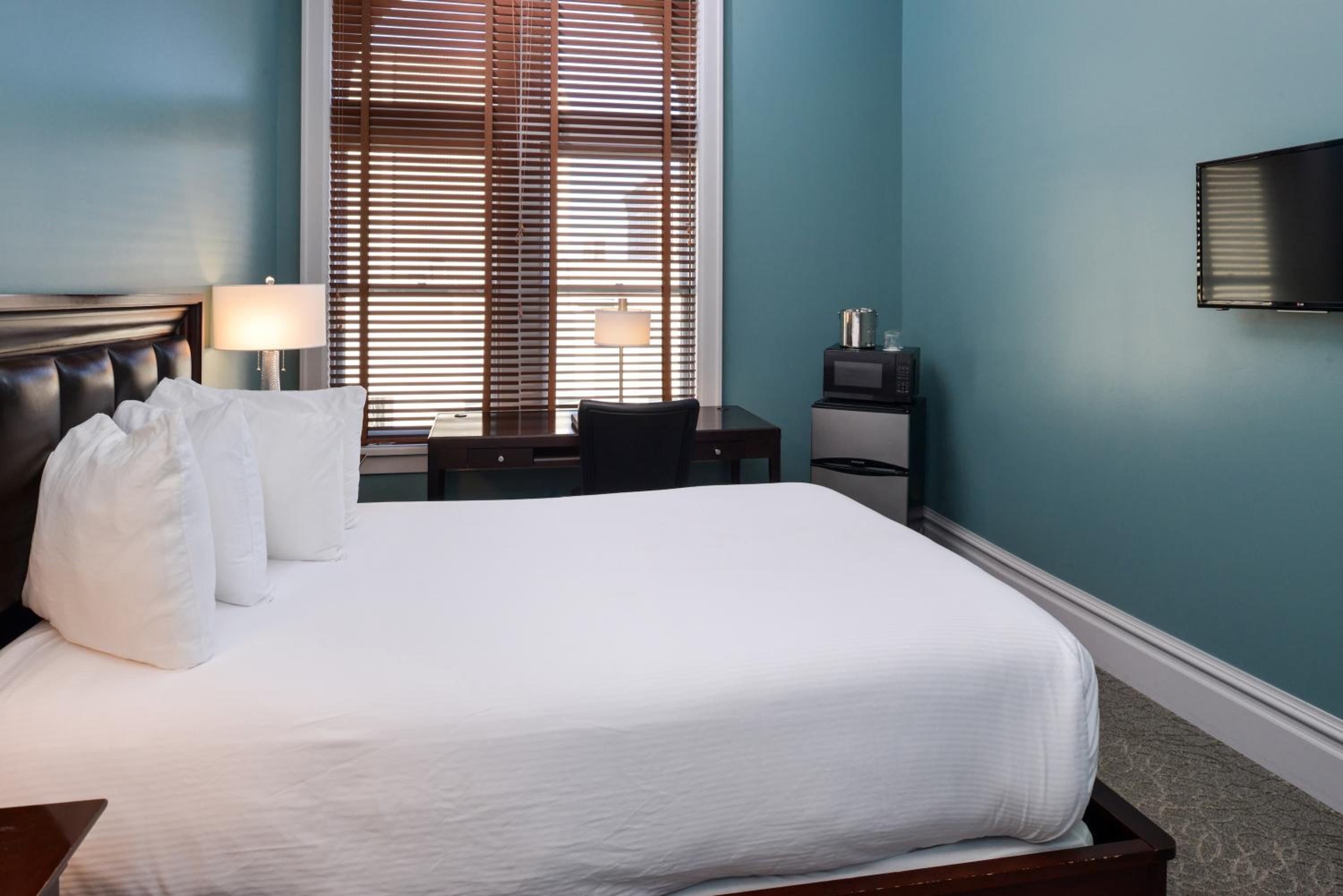 Queen Room - Disability Access - Photo 1