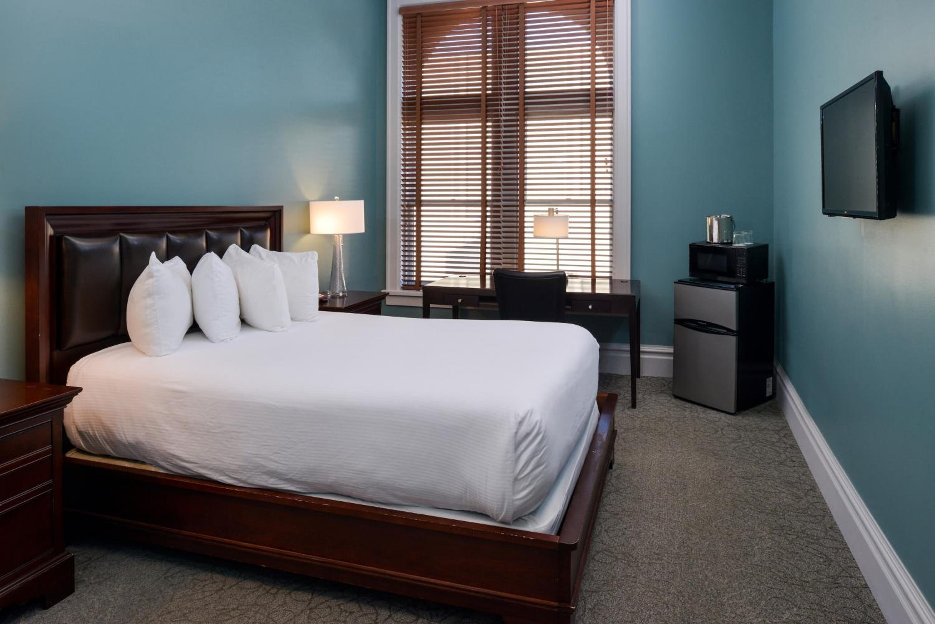 Queen Room - Disability Access - Photo 4