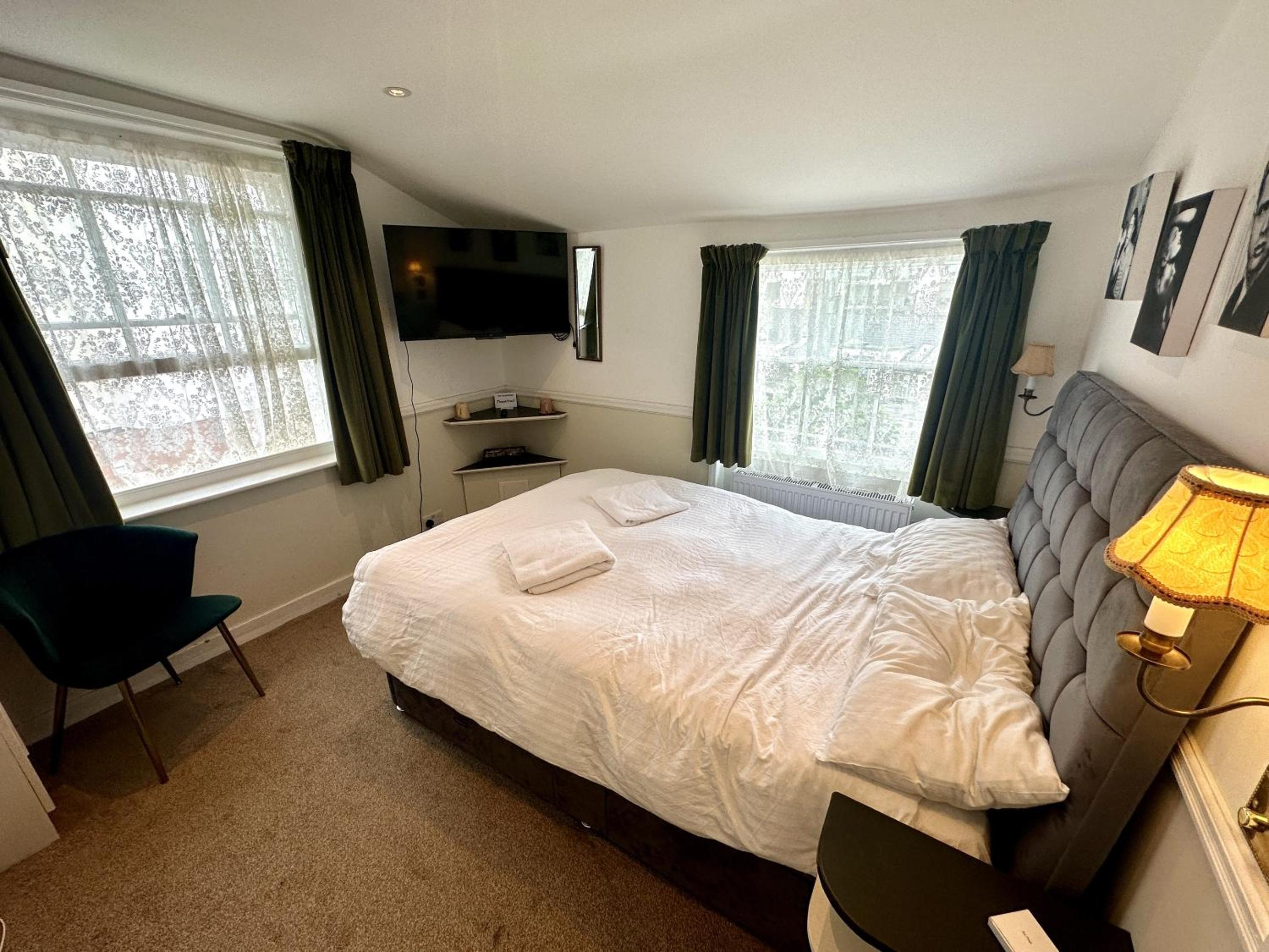 Top Floor Studio- No Elevator