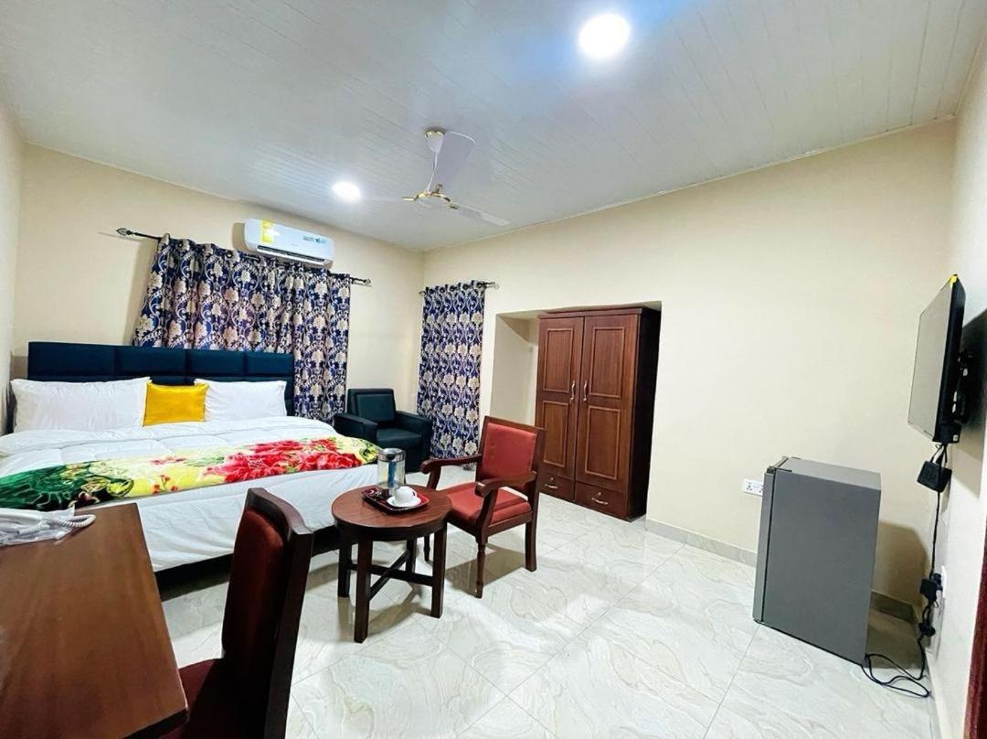 Family Room With Bathroom photo 2