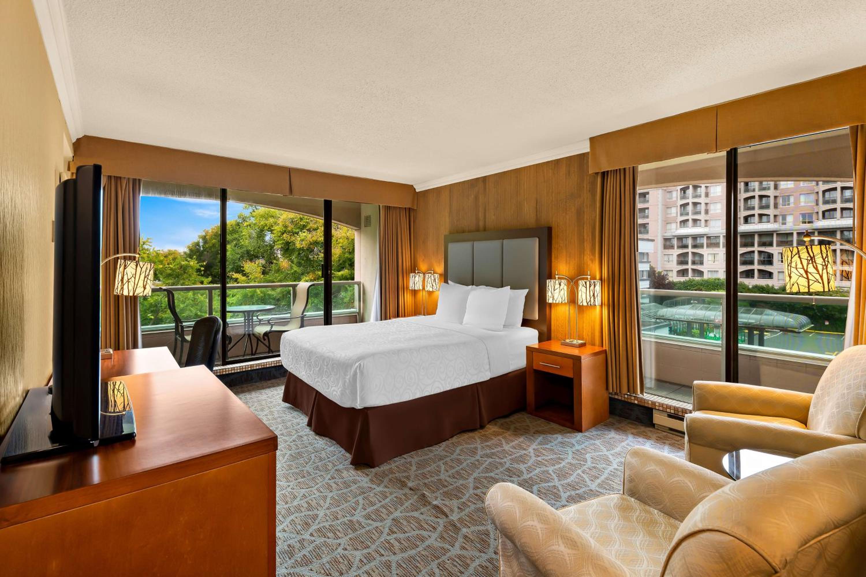 King Room with Partial Harbor View with Balcony photo 1
