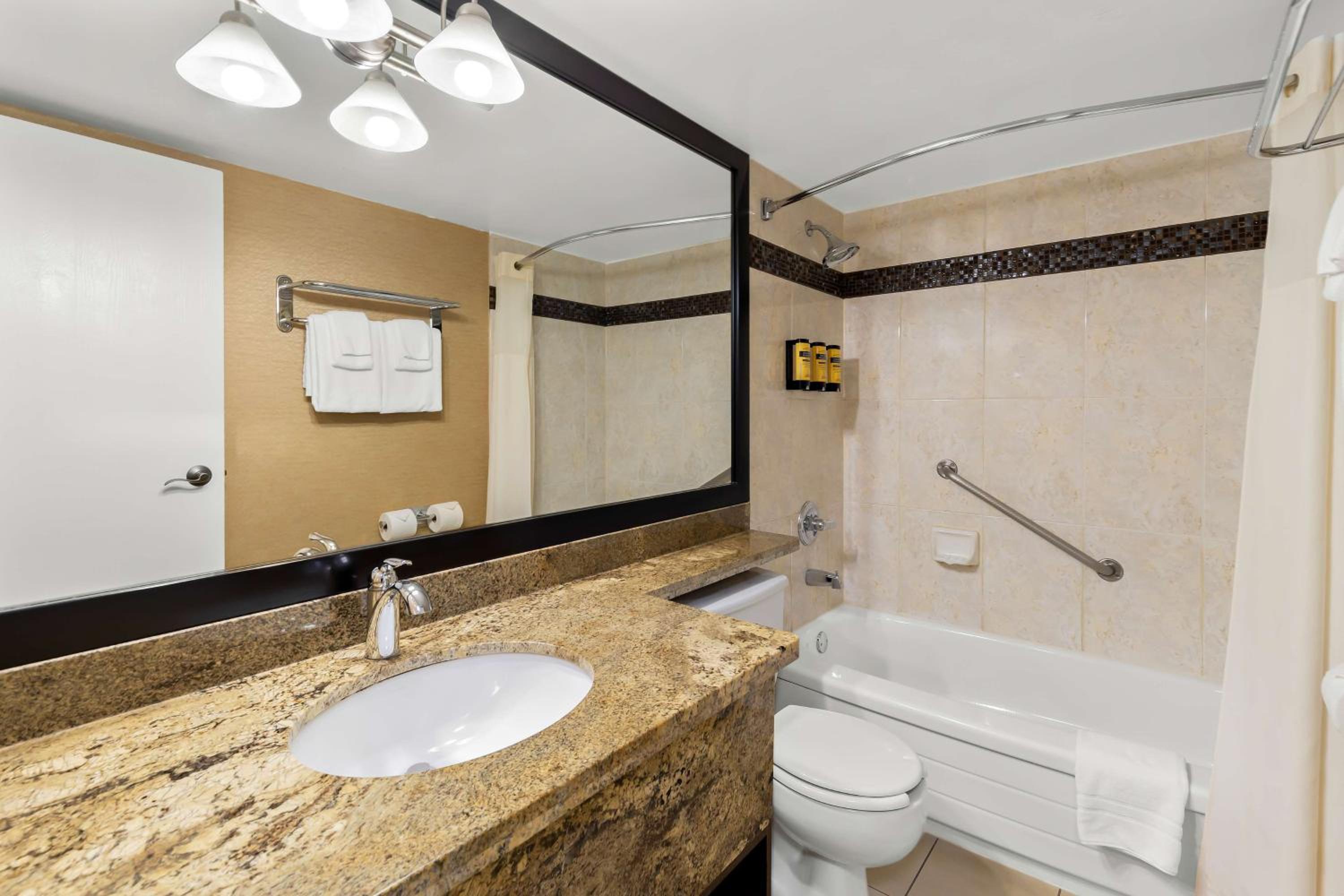 King Room with Partial Harbor View with Balcony photo 3
