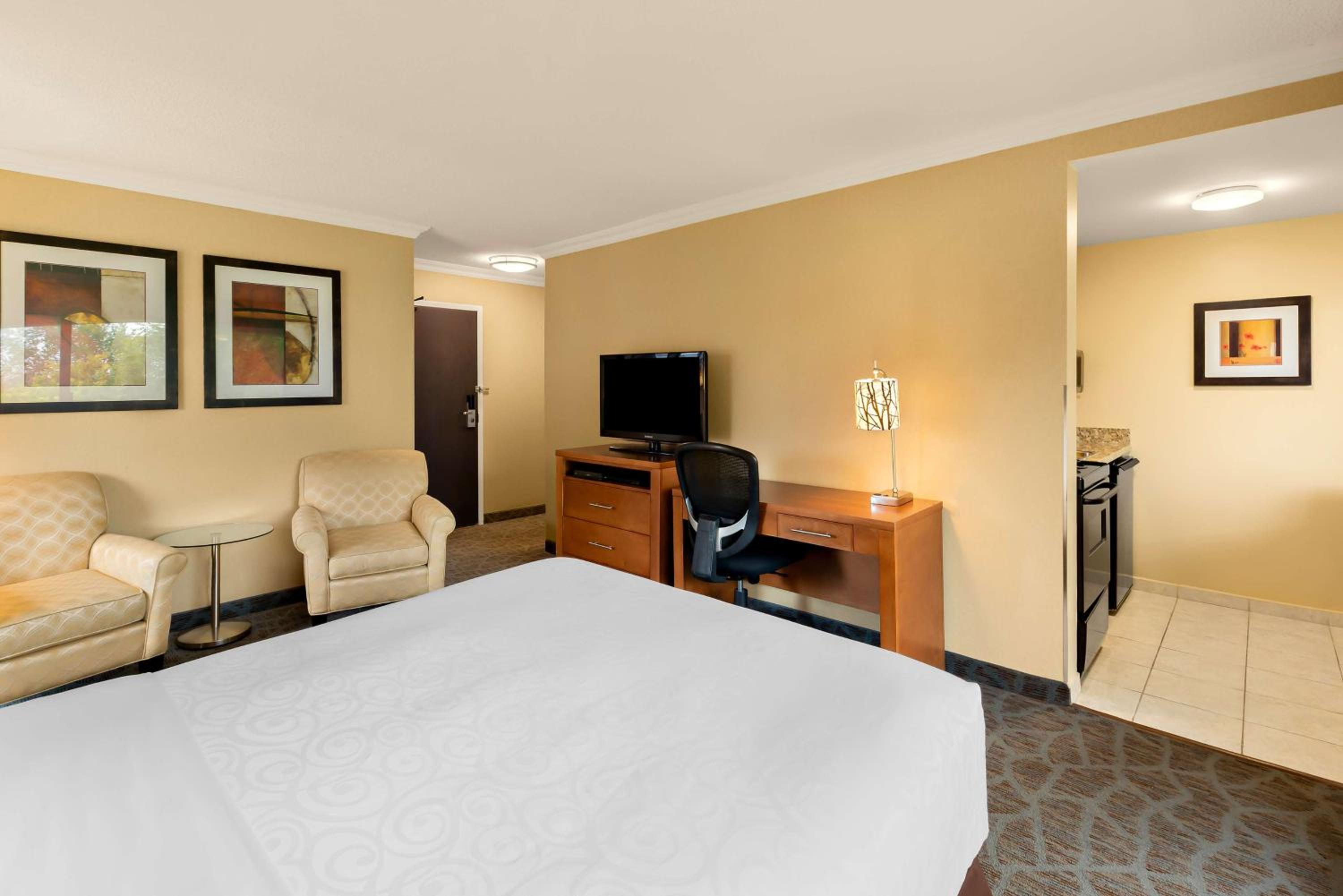 King Room with Partial Harbor View with Balcony photo 2