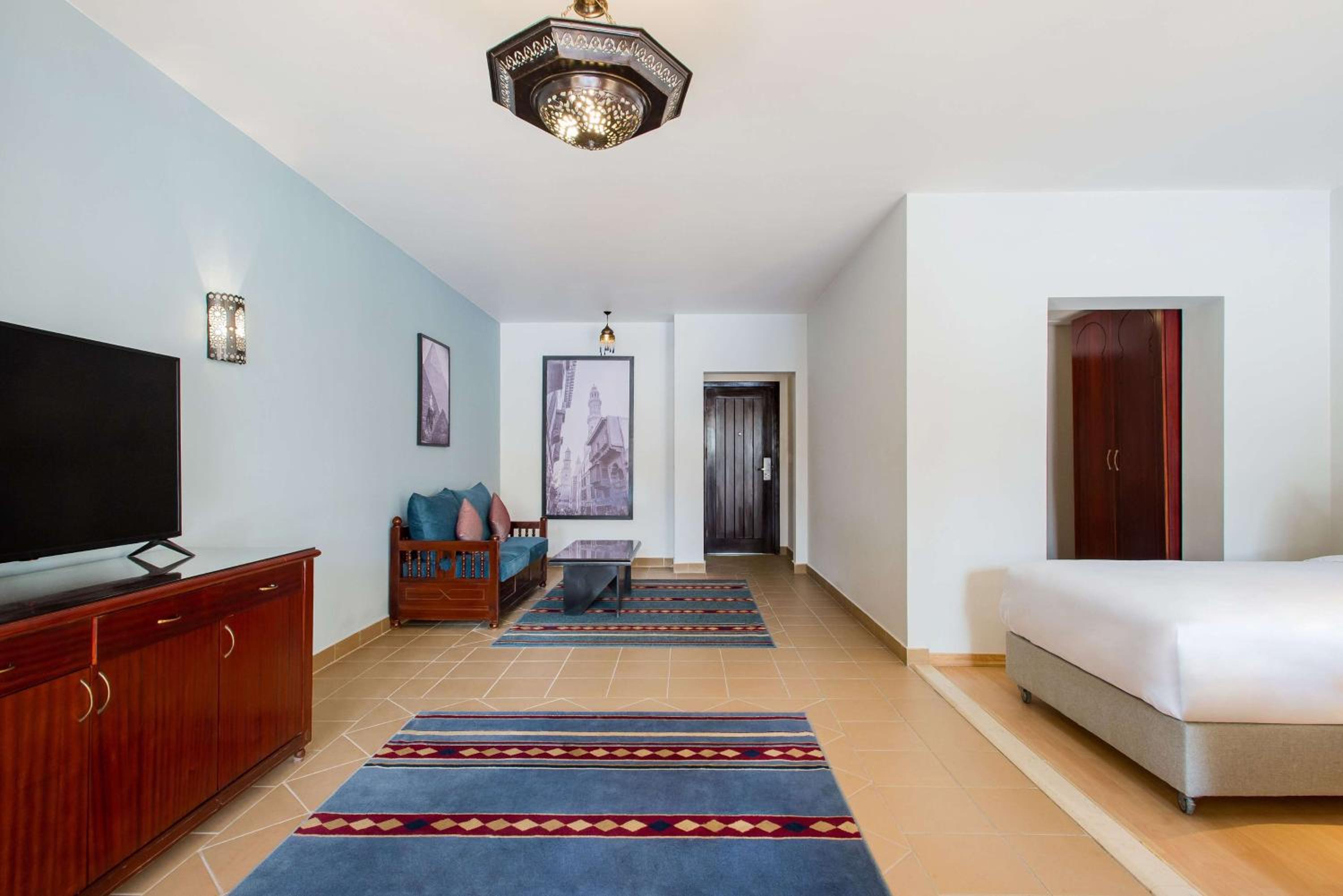 Junior Suite - Pool View - Photo 4