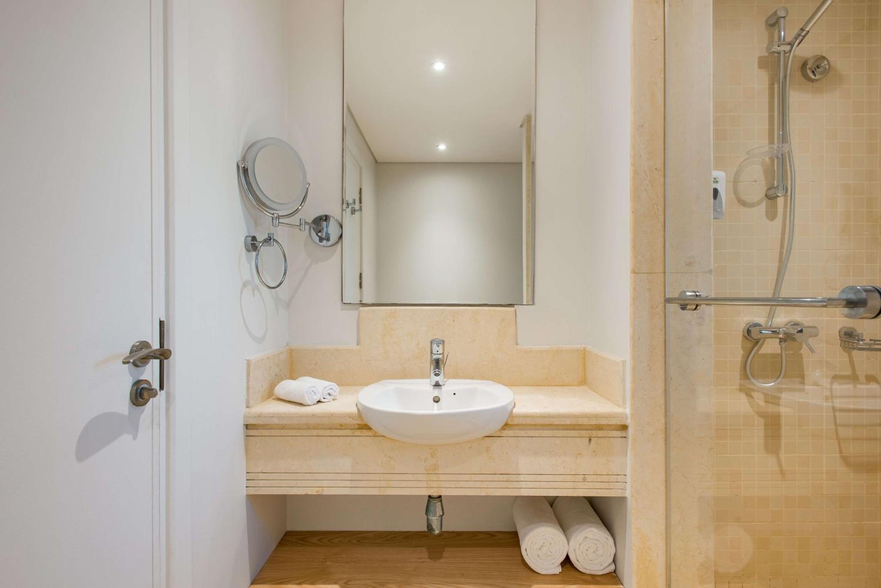 Junior Suite - Pool View - Photo 7