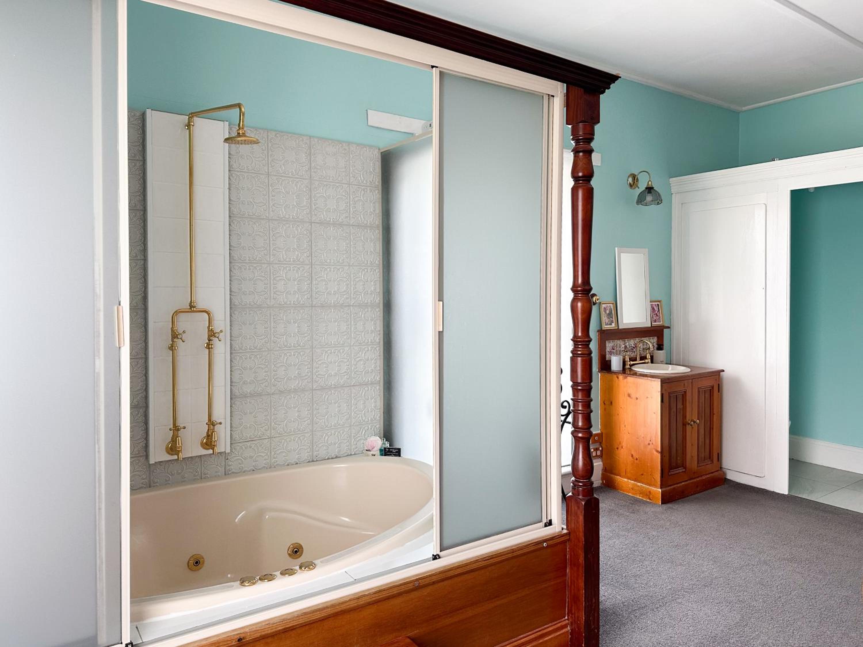Elle - Deluxe King Room with Spa, upstairs photo 3