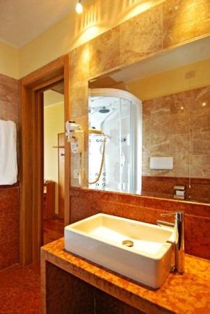 Double Room with Balcony - Photo 3
