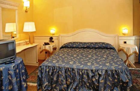 Suite with Balcony - Photo 8
