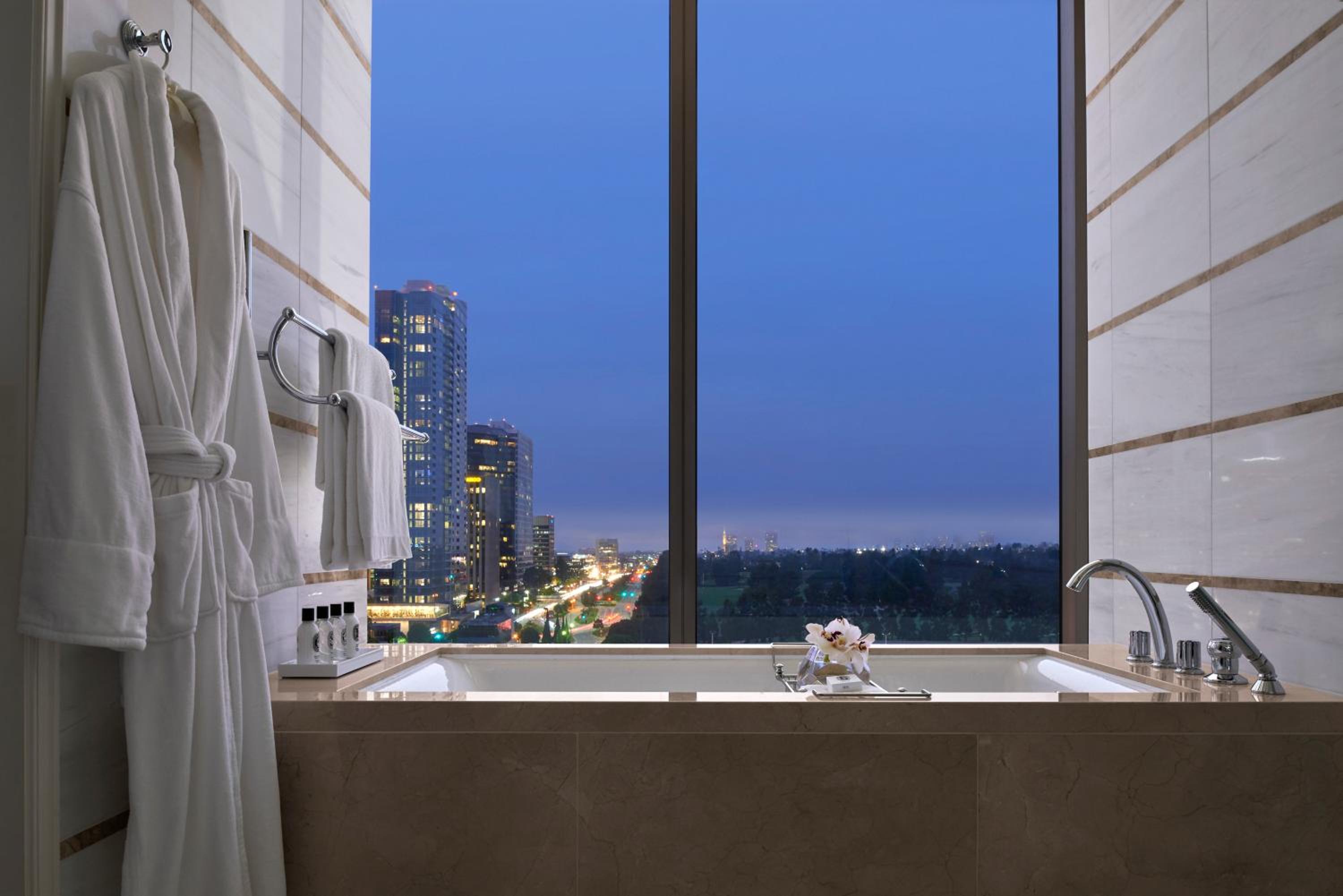 Deluxe Corner Junior Suite with Terrace and View - High Floor