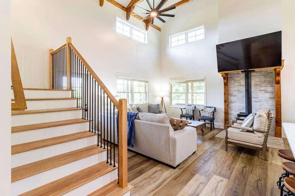 Six-Bedroom House photo 1