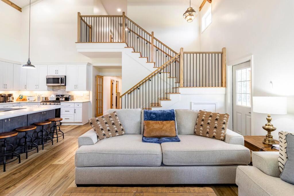 Six-Bedroom House photo 2