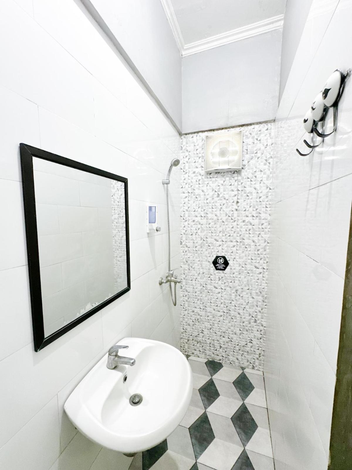 Family Room with Bathroom photo 2