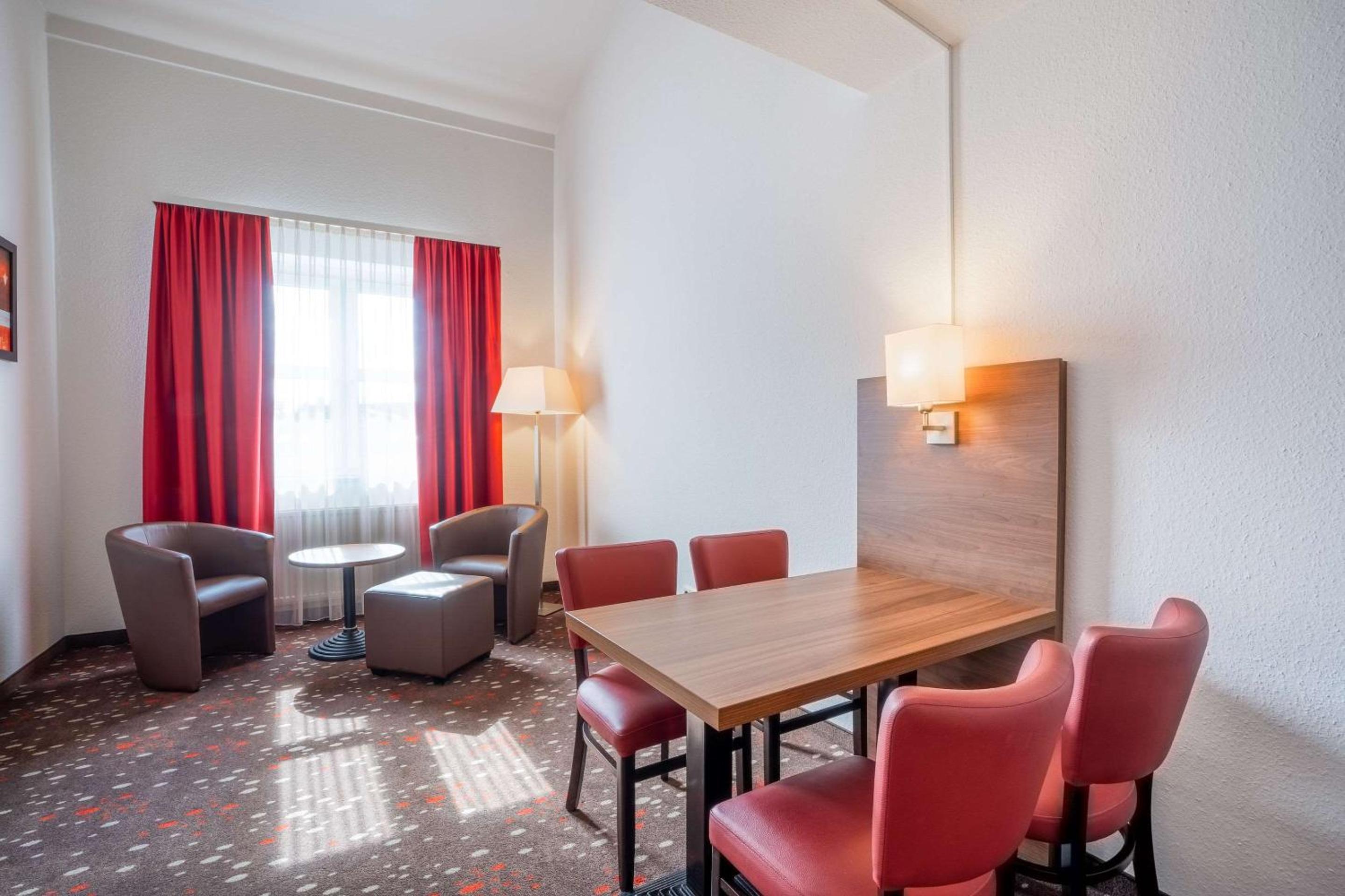 Suite - Photo 9