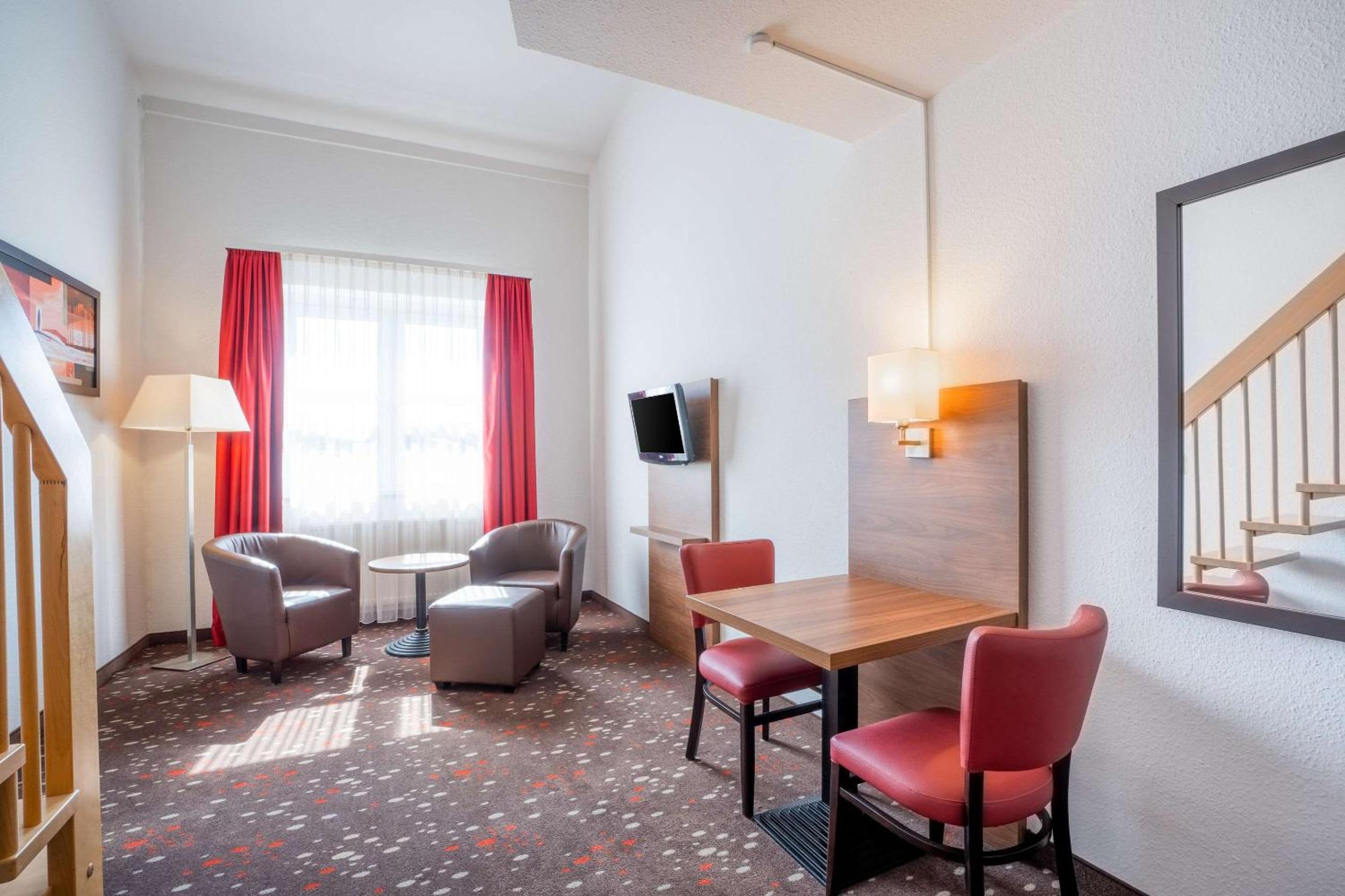 Suite - Photo 13