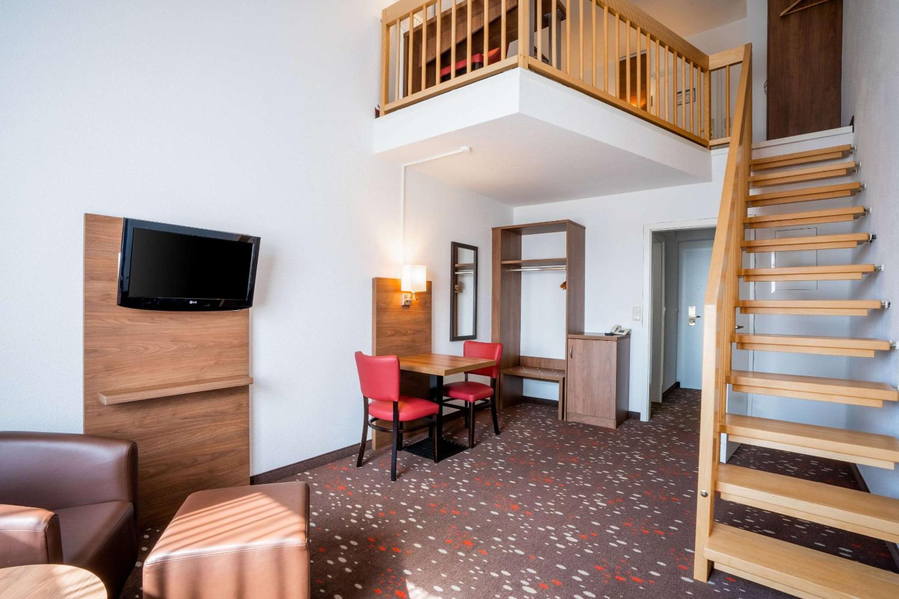 Suite - Photo 1