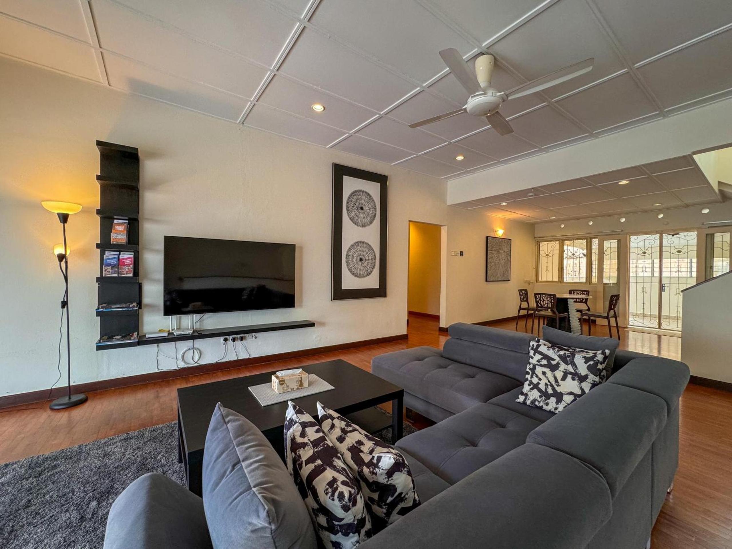 Five-Bedroom House photo 1