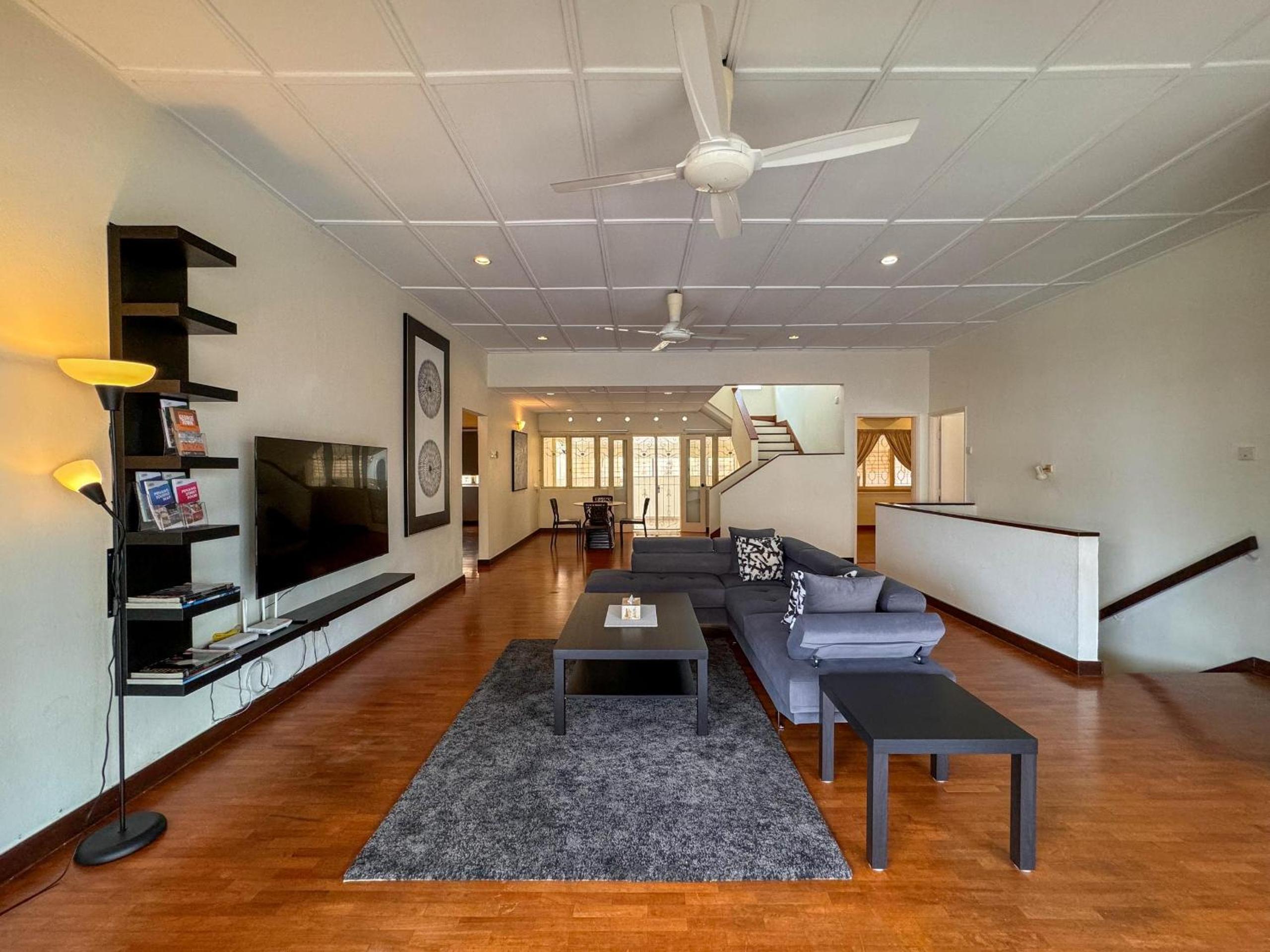 Five-Bedroom House photo 3