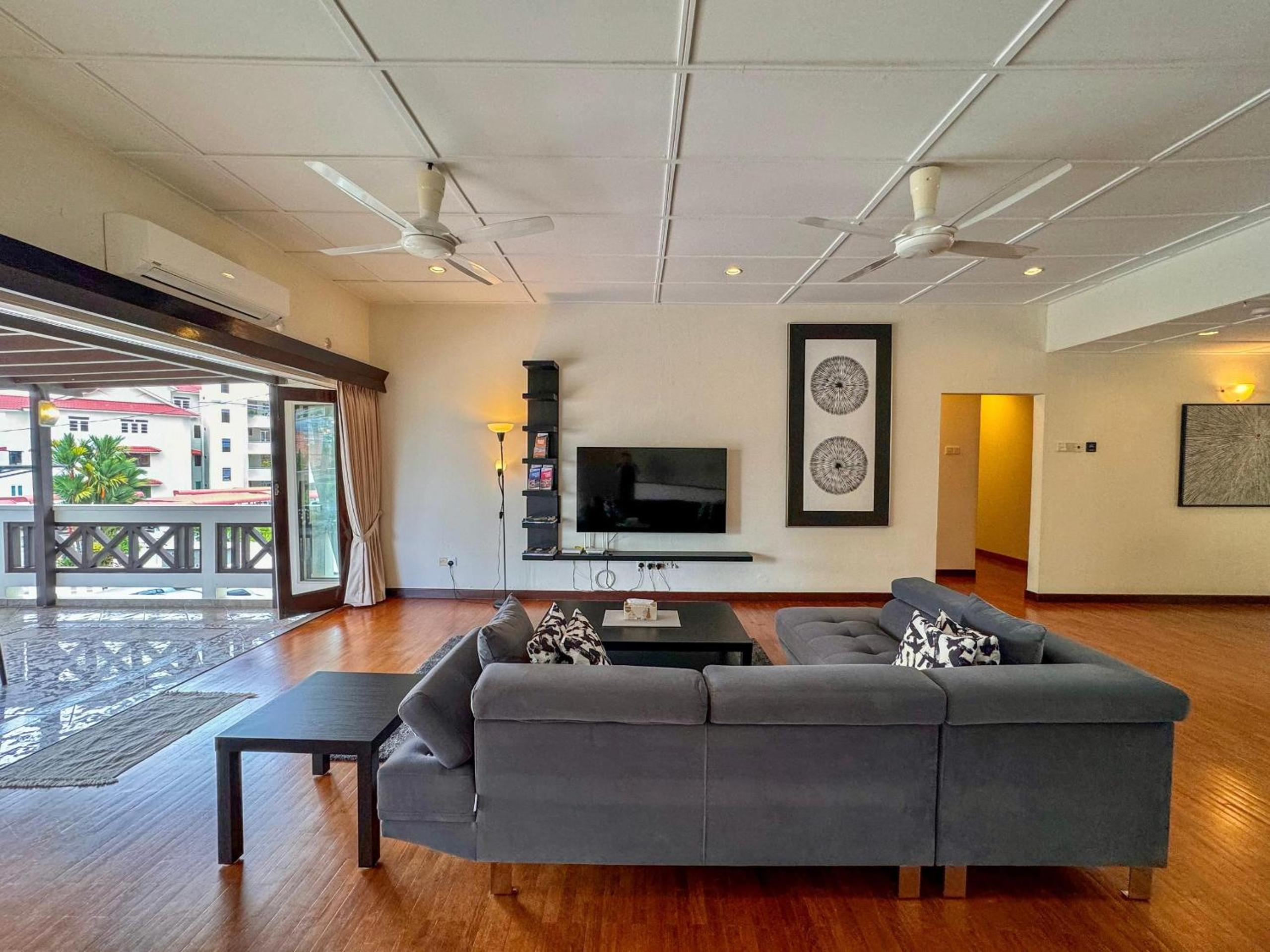 Five-Bedroom House photo 2