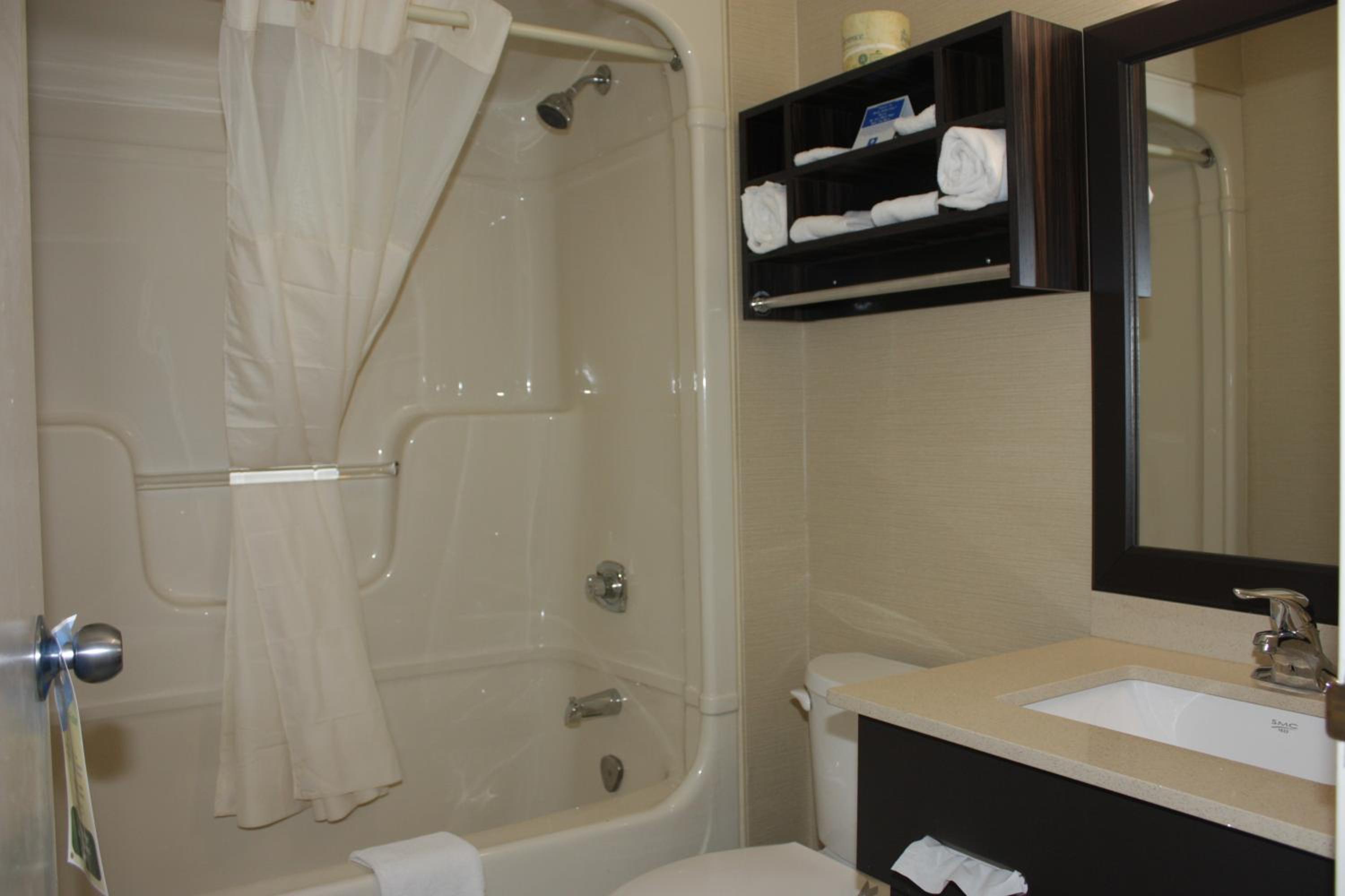 Queen Room - Ground Floor - Pet-Friendly - Photo 3