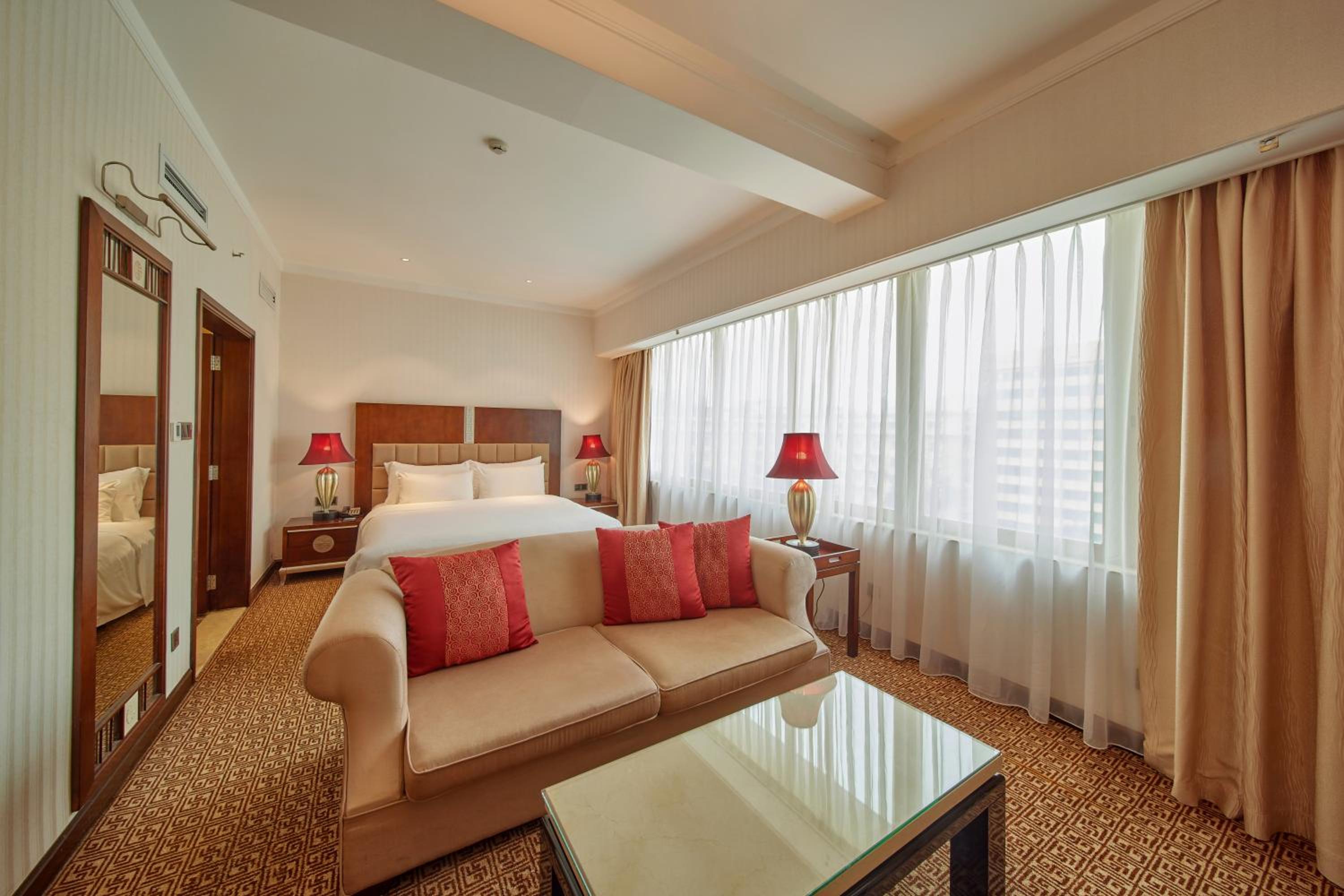 Non Smoking - Premier King Room with City View thumbnail 6