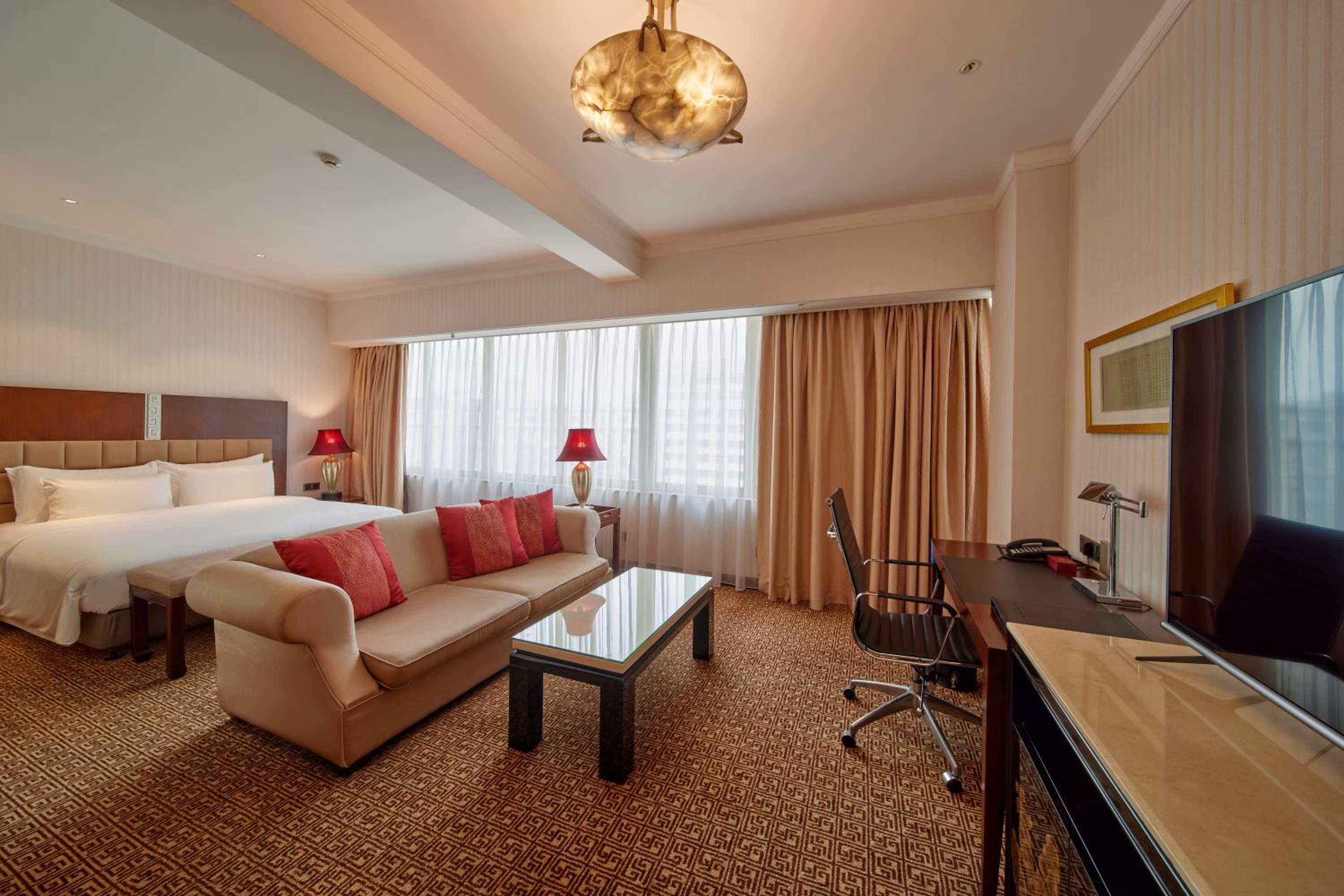 Non Smoking - Premier King Room with City View thumbnail 5