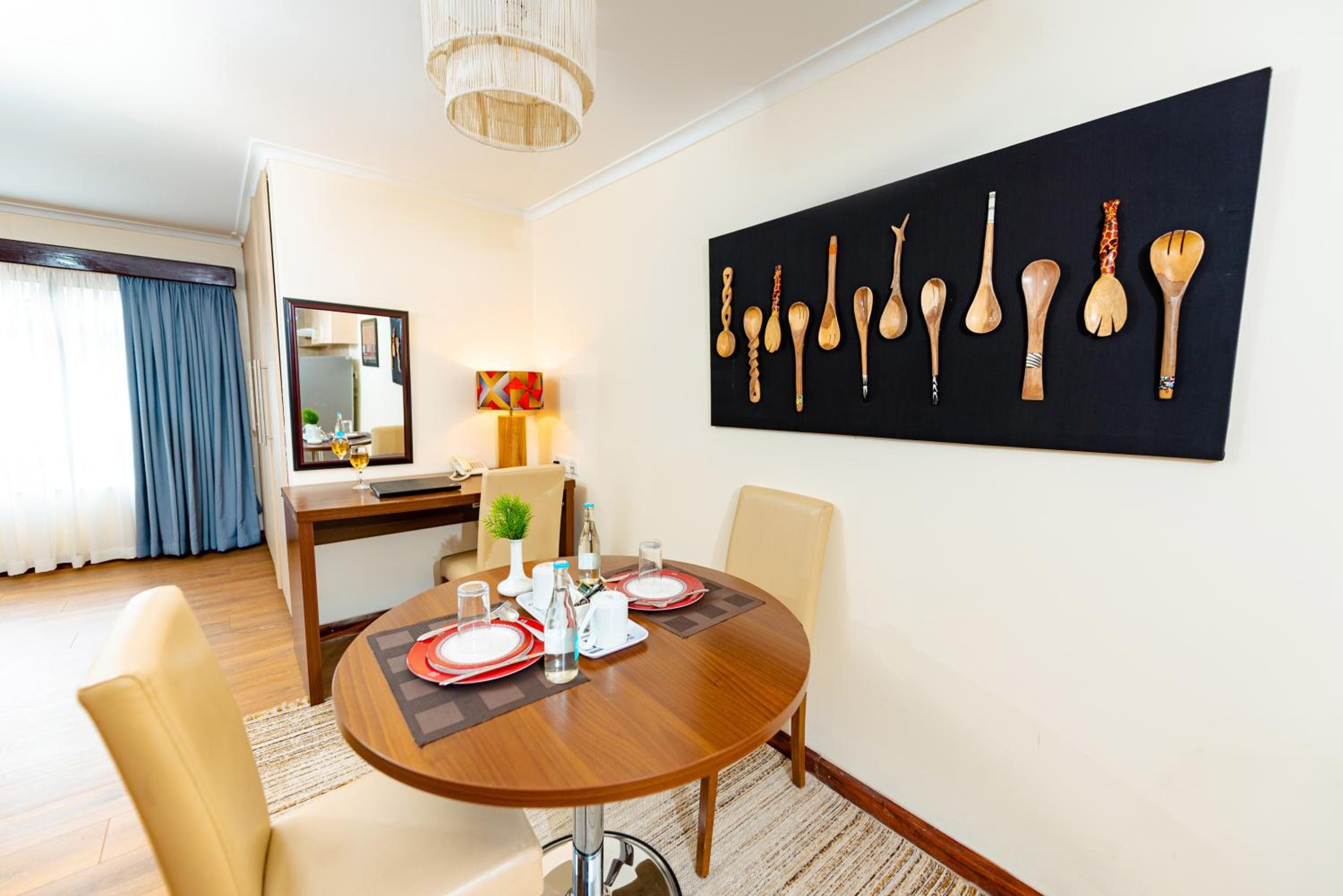 Queen Studio Apartment - Non-Smoking thumbnail 6