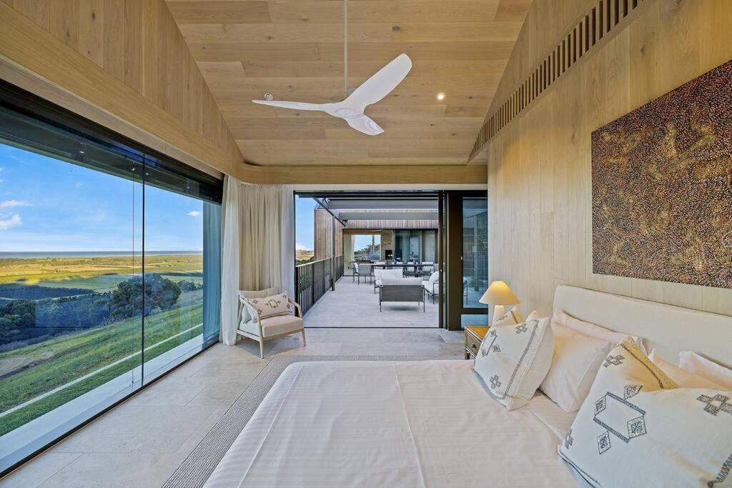 Five-Bedroom House photo 1