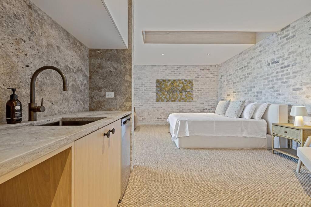 Five-Bedroom House photo 3