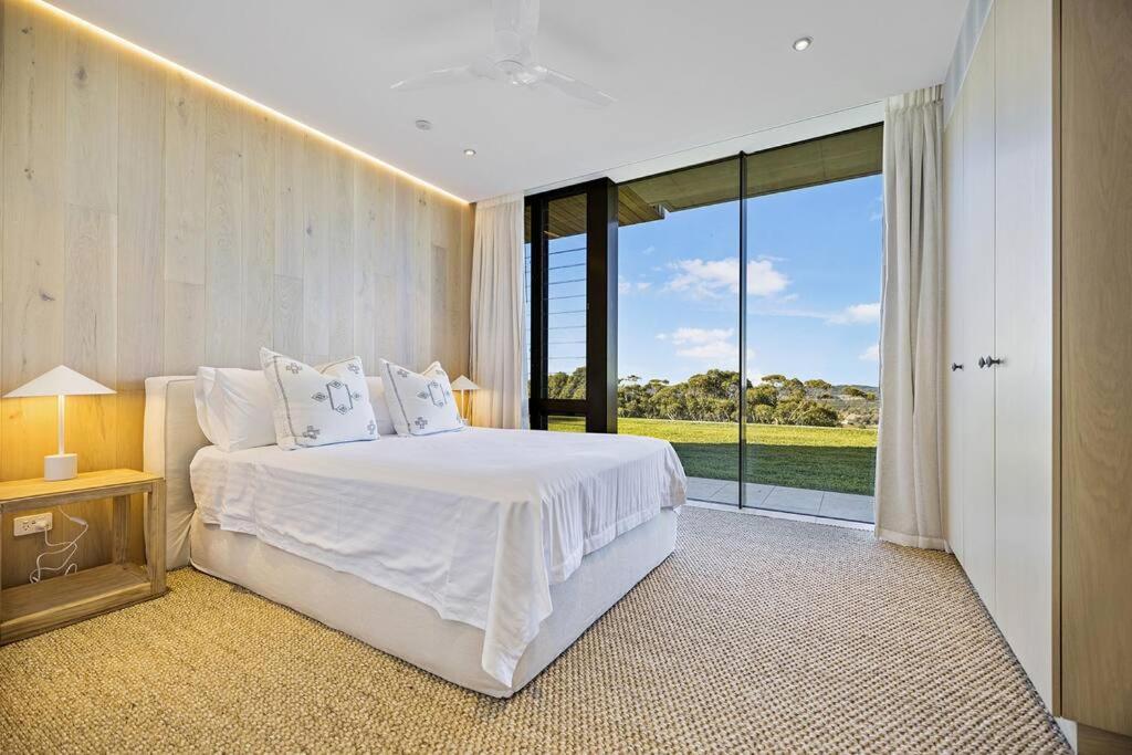 Five-Bedroom House photo 2