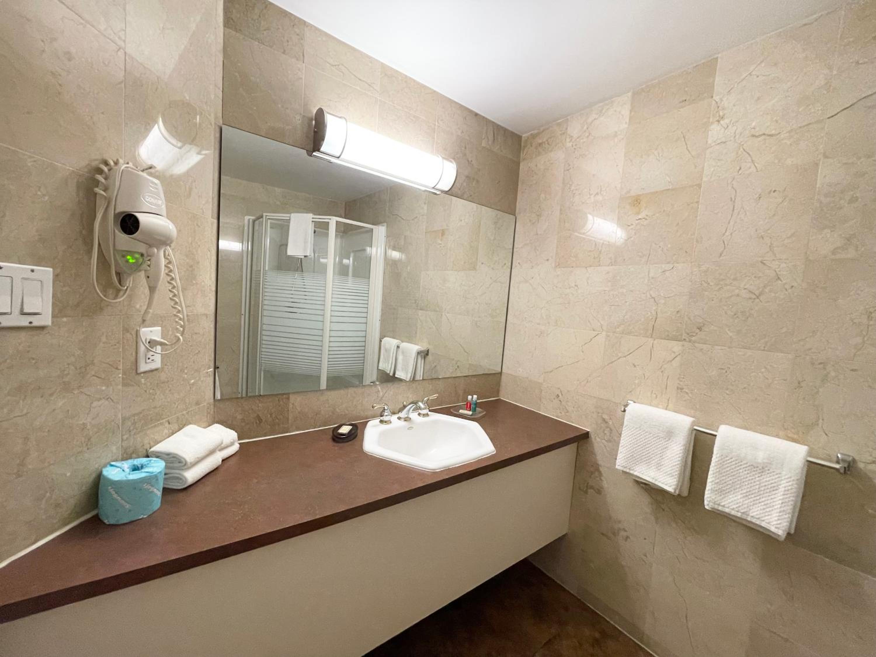 Queen Room with Spa Bath - Photo 5