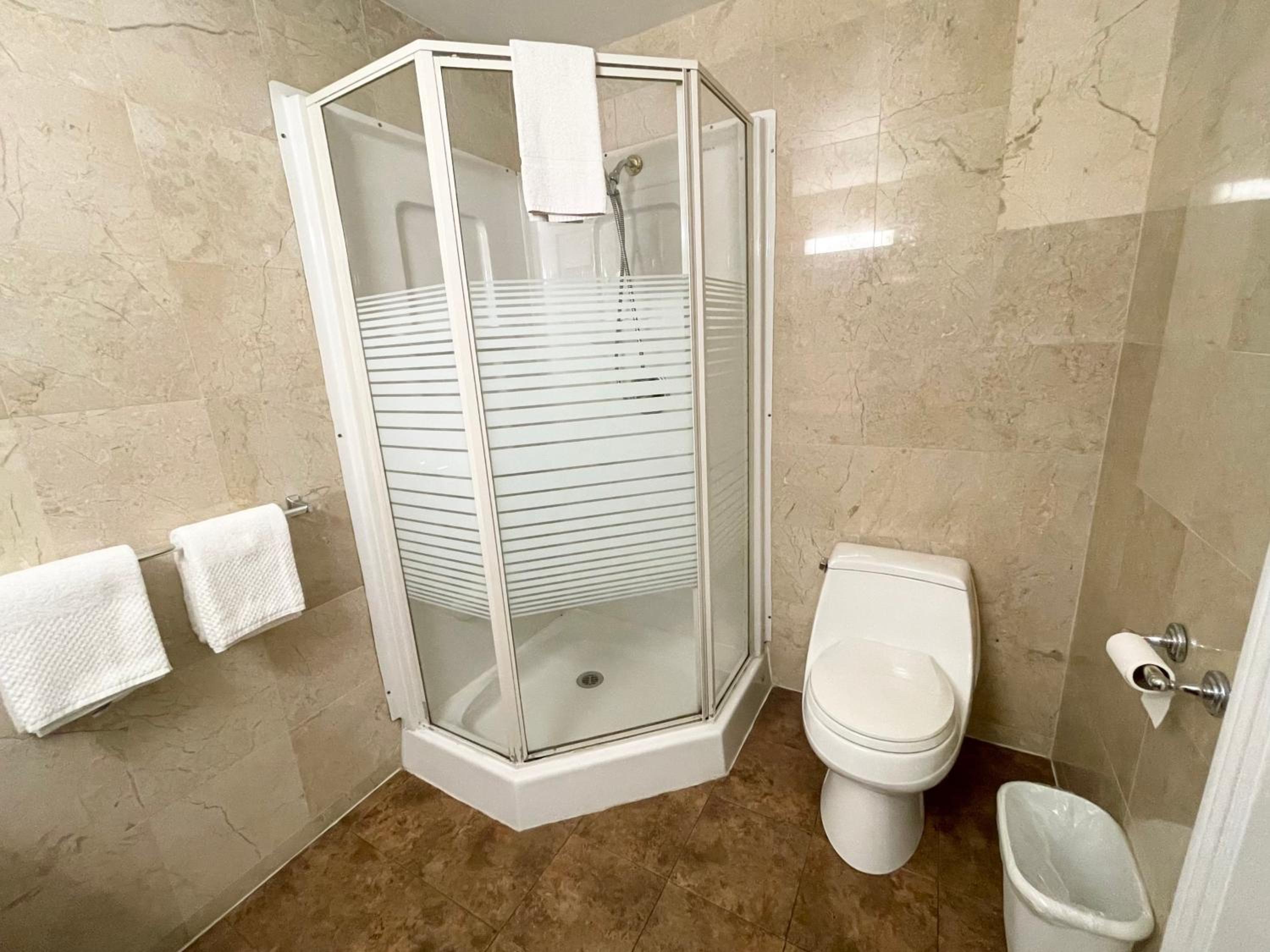 Queen Room with Spa Bath - Photo 6