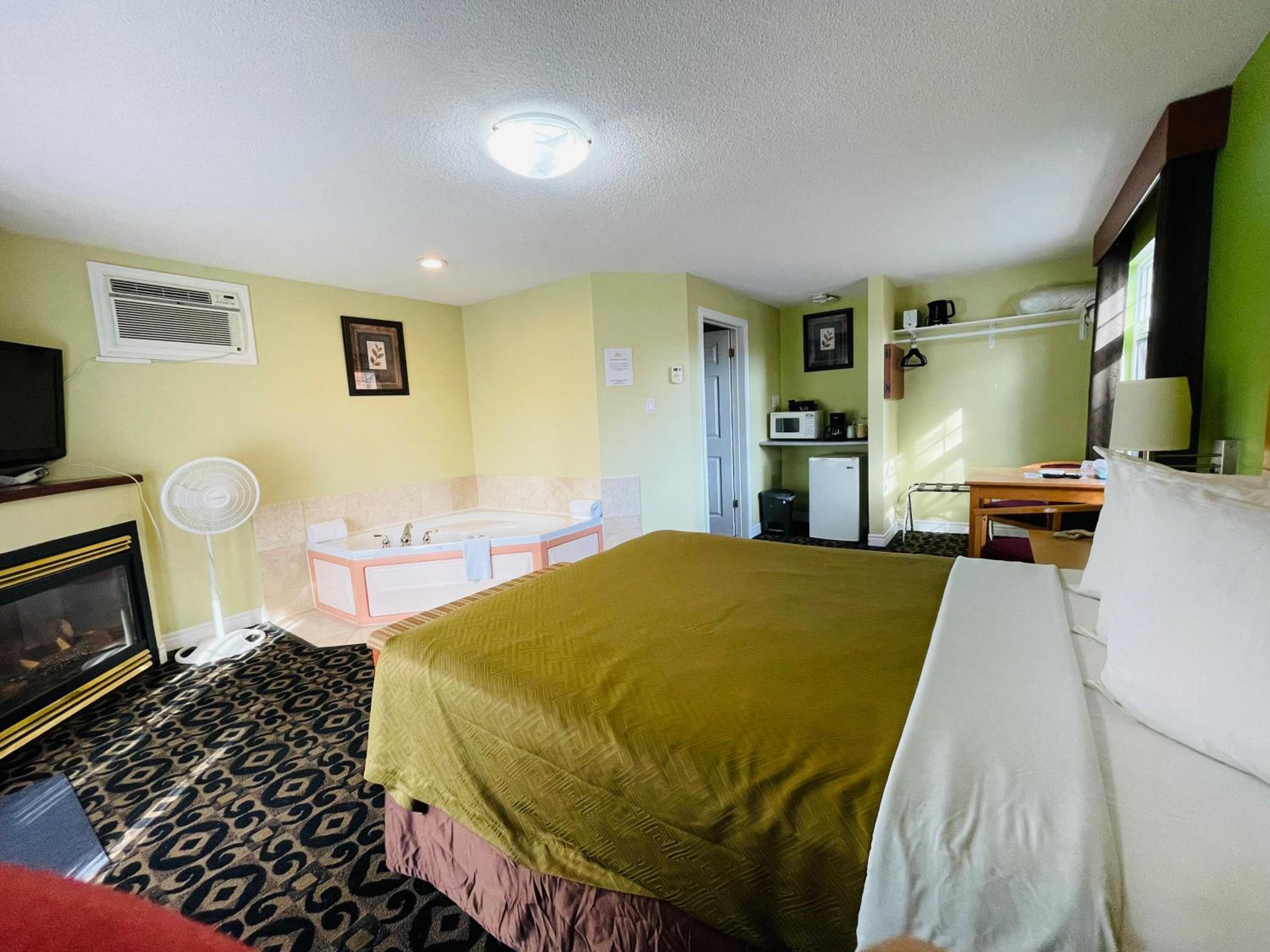 Queen Room with Spa Bath - Photo 9