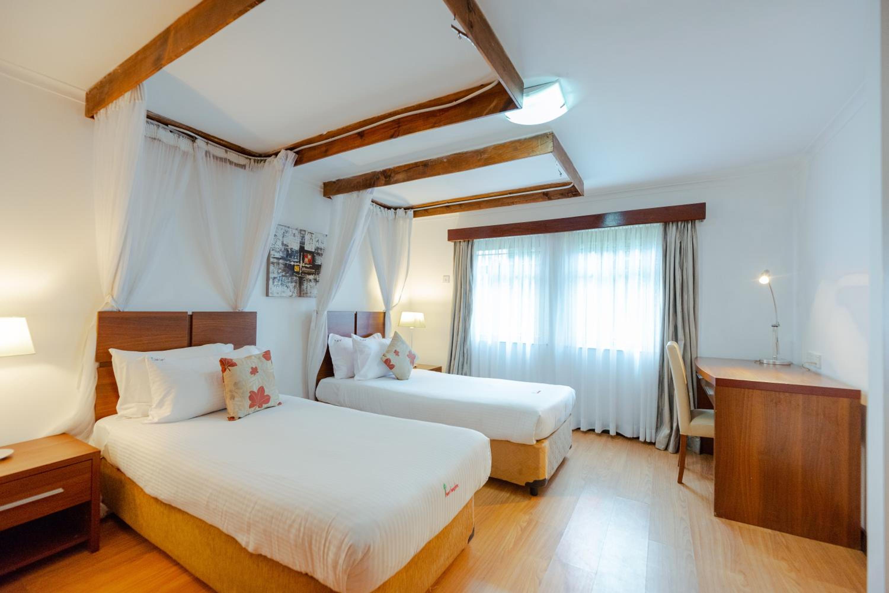 Three-Bedroom Superior Apartment with Two Queen and Two Single Beds - Non-Smoking thumbnail 5