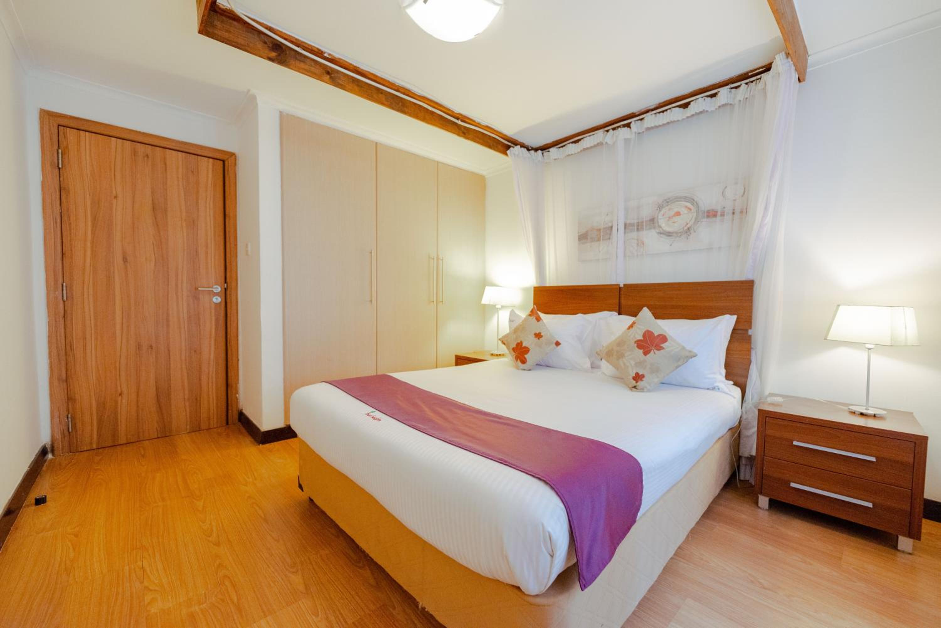 Three-Bedroom Superior Apartment with Two Queen and Two Single Beds - Non-Smoking thumbnail 5