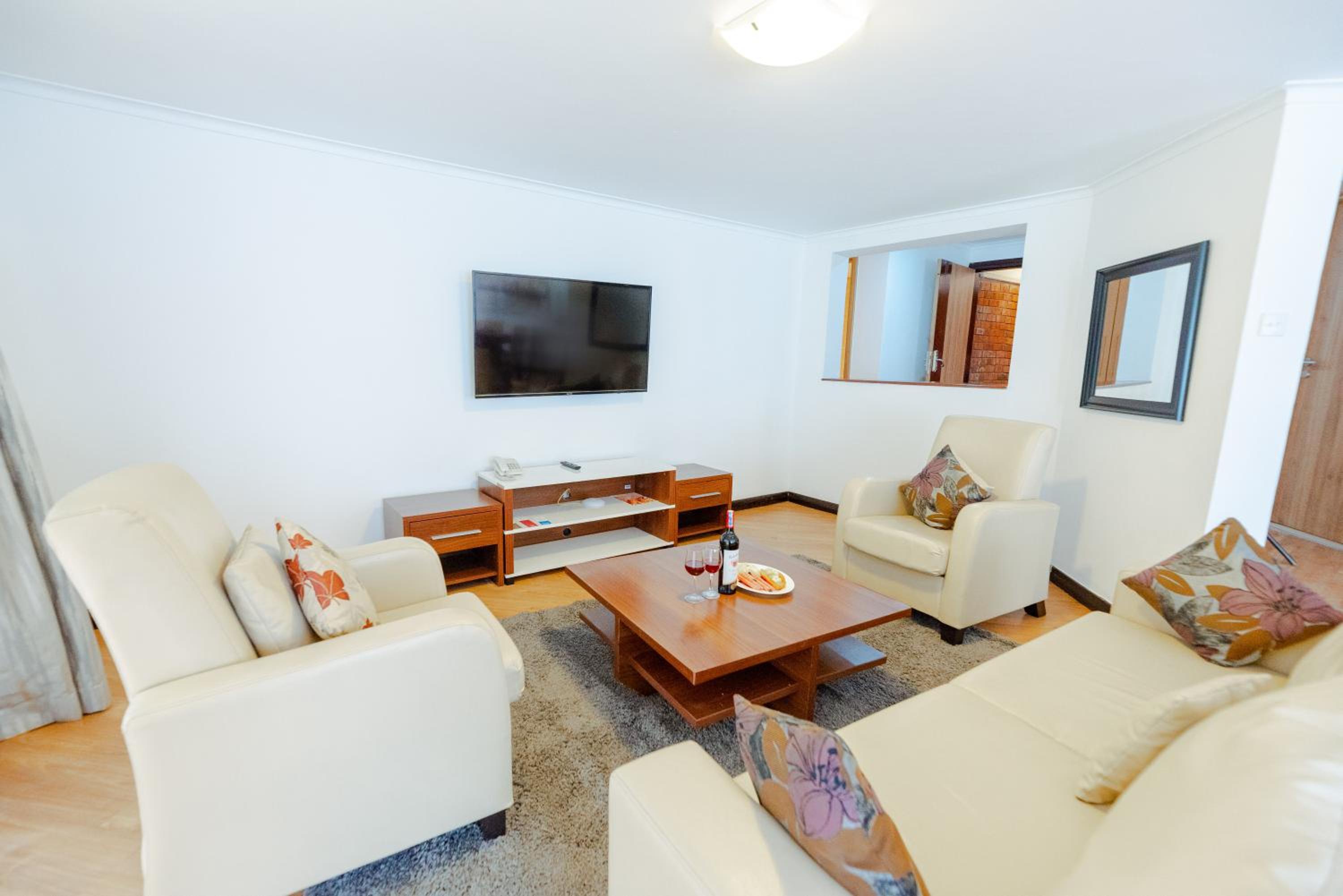 One-Bedroom Deluxe Queen Apartment - Non-Smoking thumbnail 5