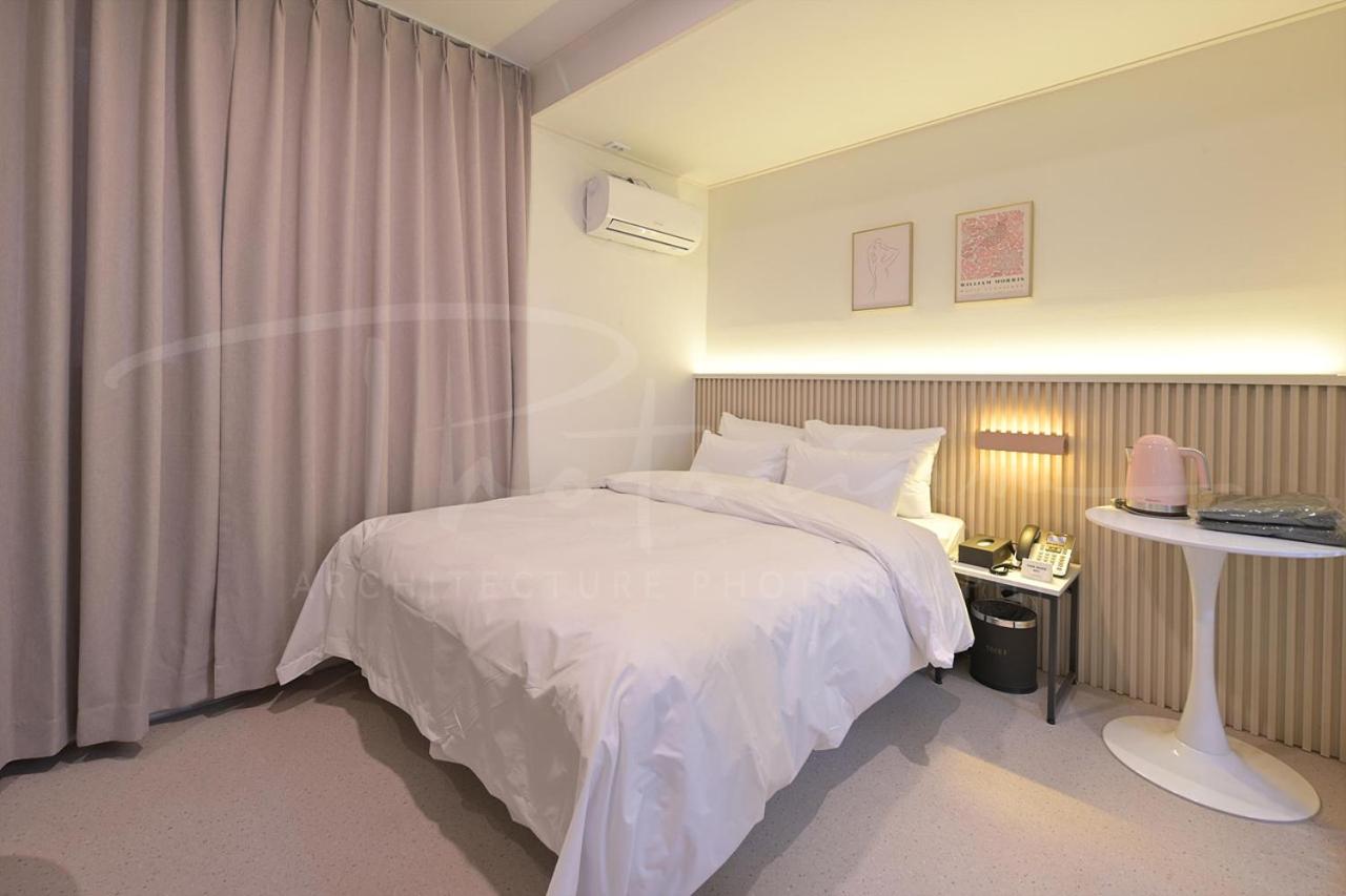 Deluxe Queen Room - Photo 11