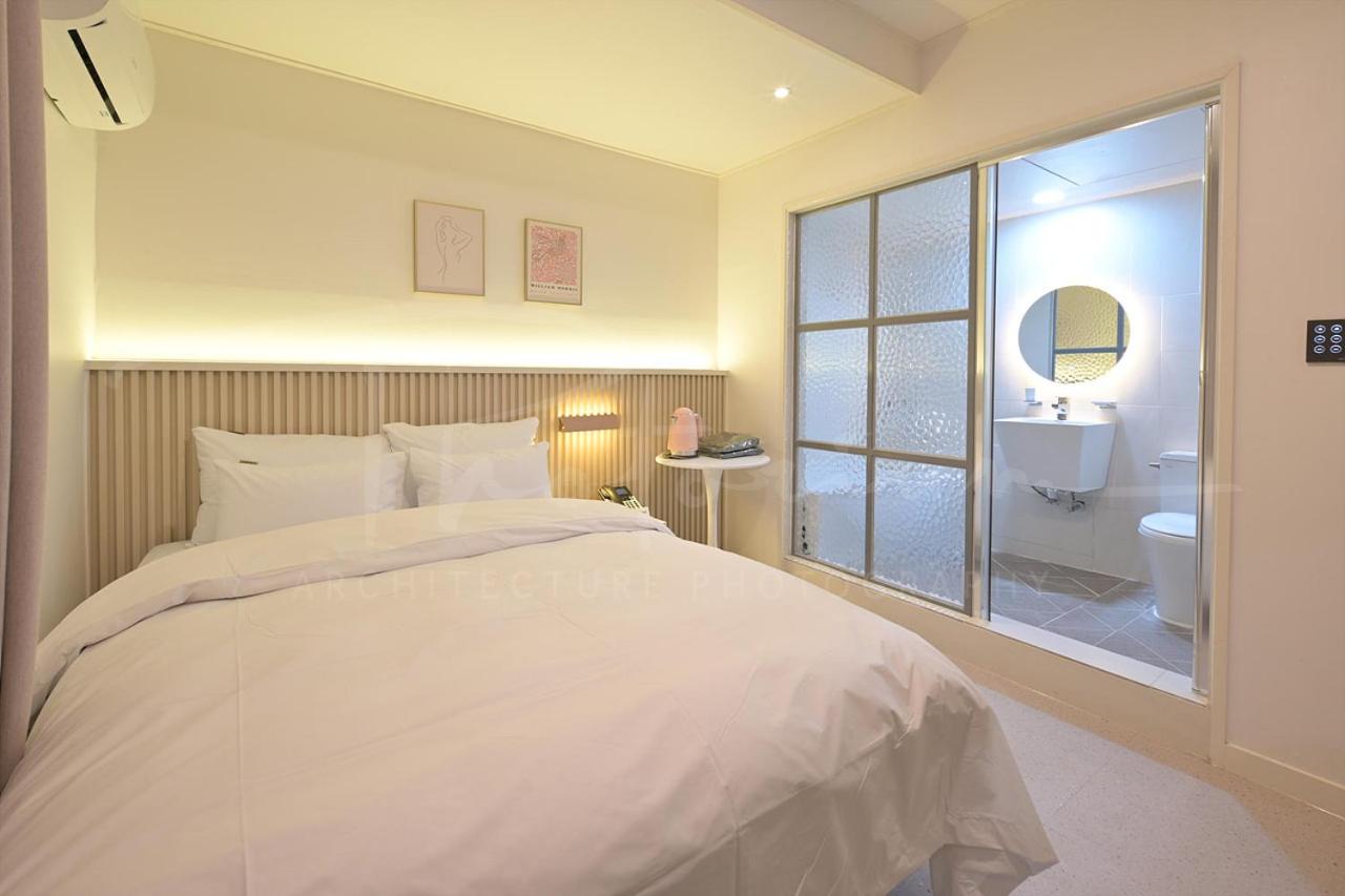Deluxe Queen Room - Photo 10