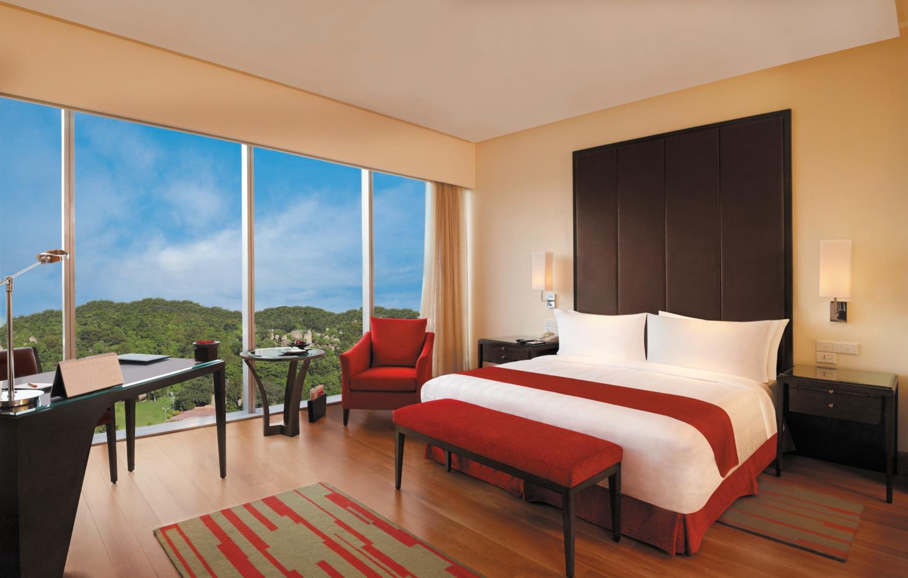 Premier Room king bed - Photo 3