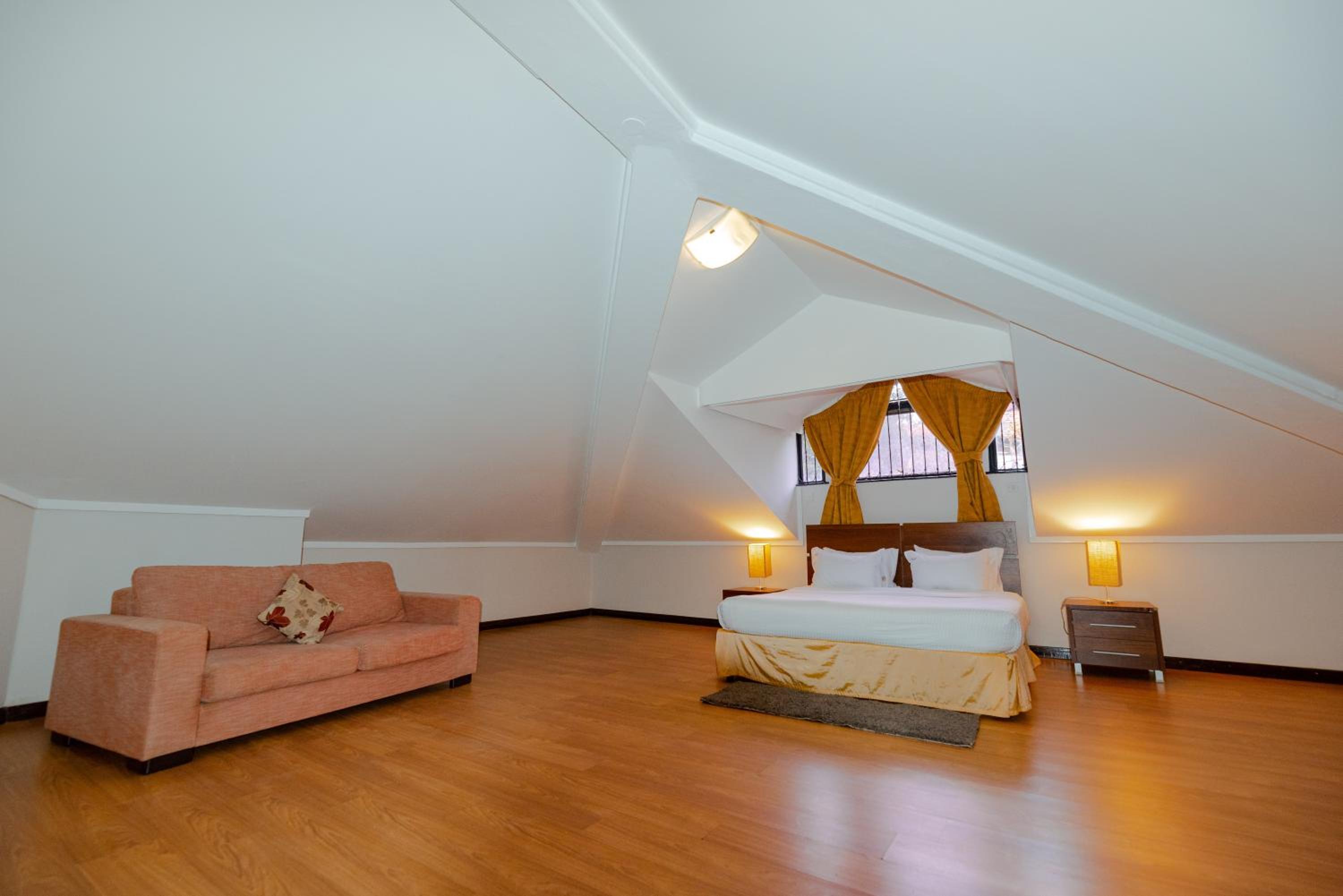 One-Bedroom Queen Apartment - Attic/Non-Smoking thumbnail 5
