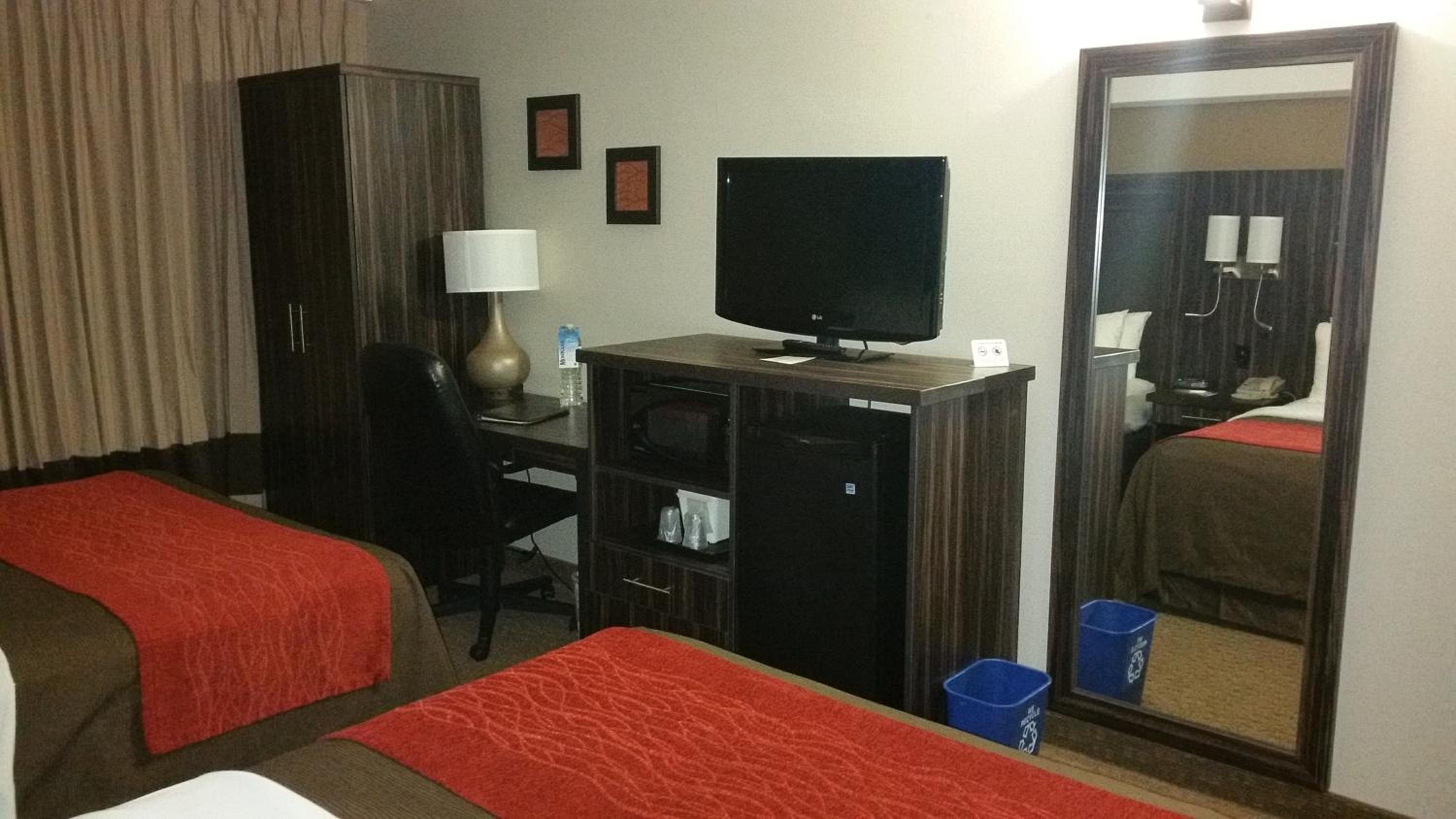 Queen Room with Two Queen Beds - Ground Floor - Pet-Friendly - Photo 4