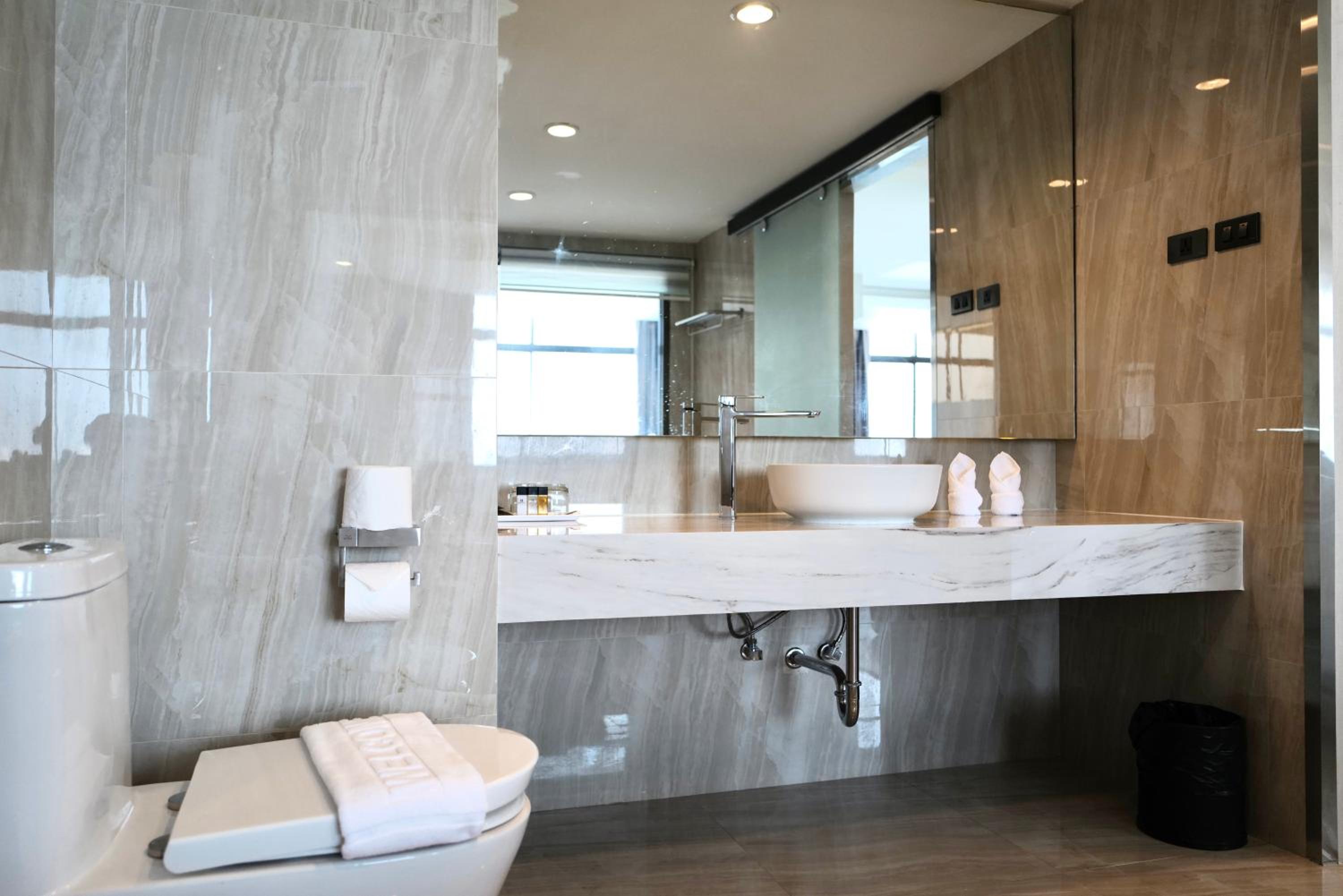 Executive Suite - Photo 21