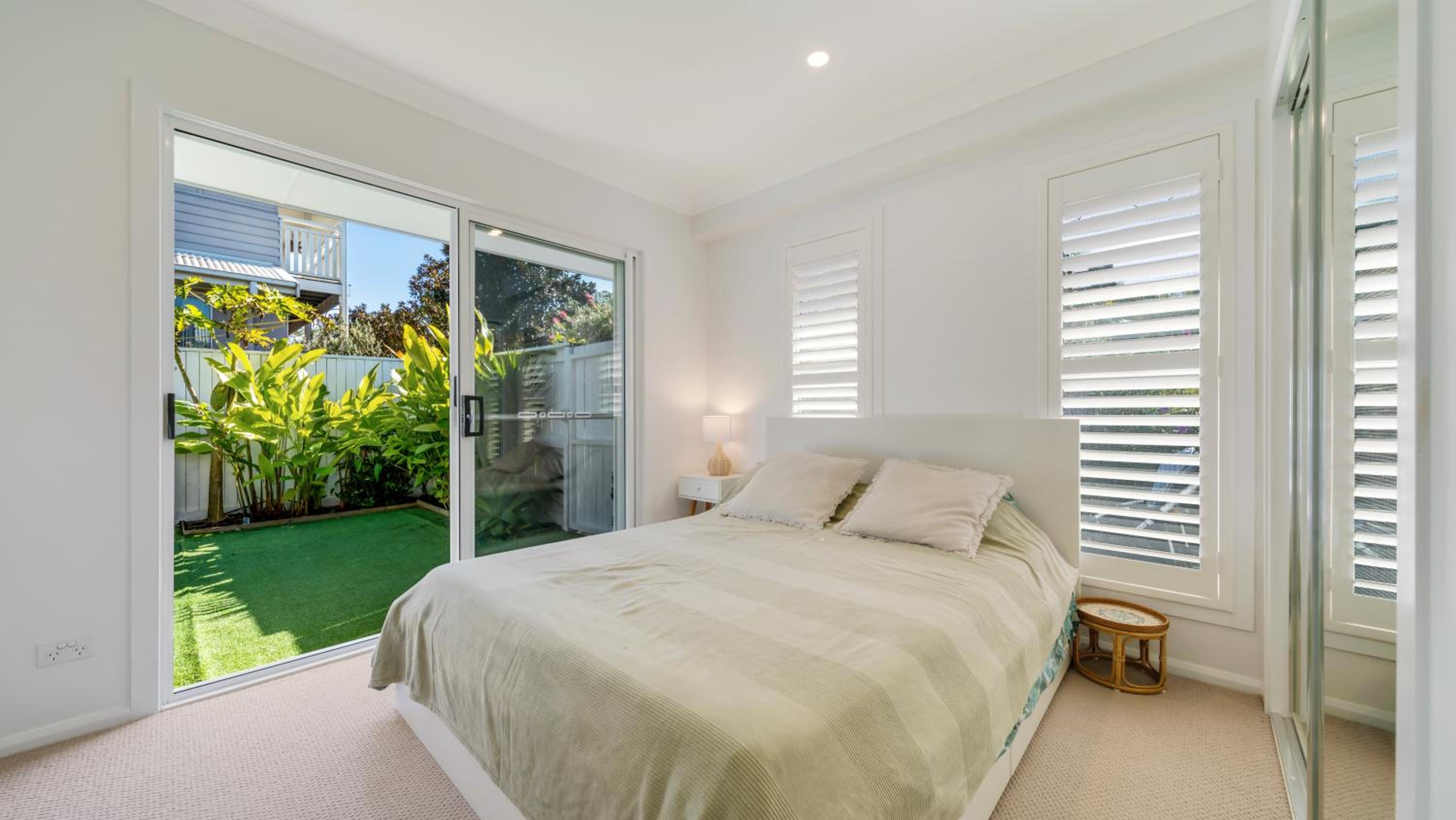 Five-Bedroom House photo 1
