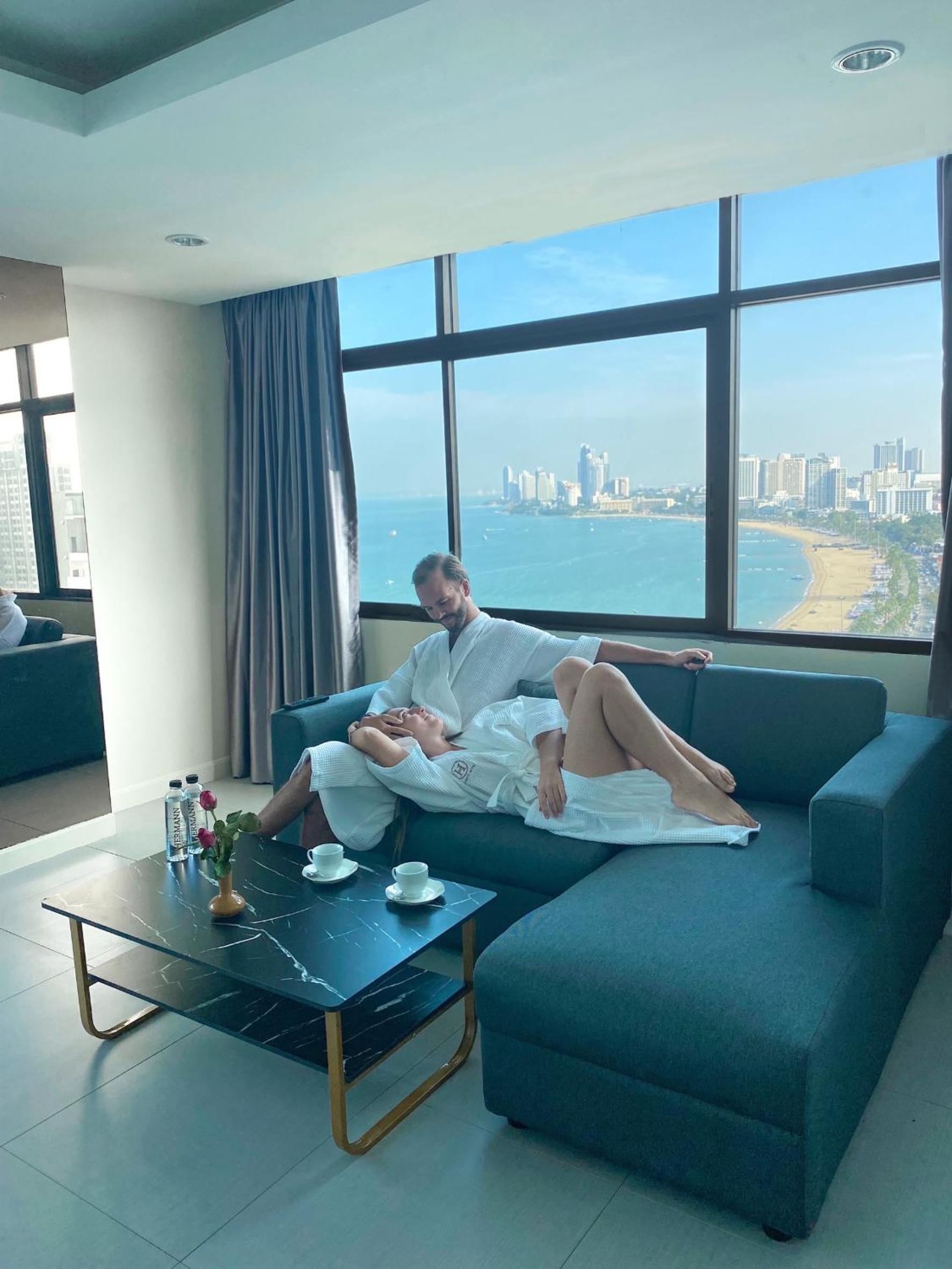 Executive Suite - Photo 8