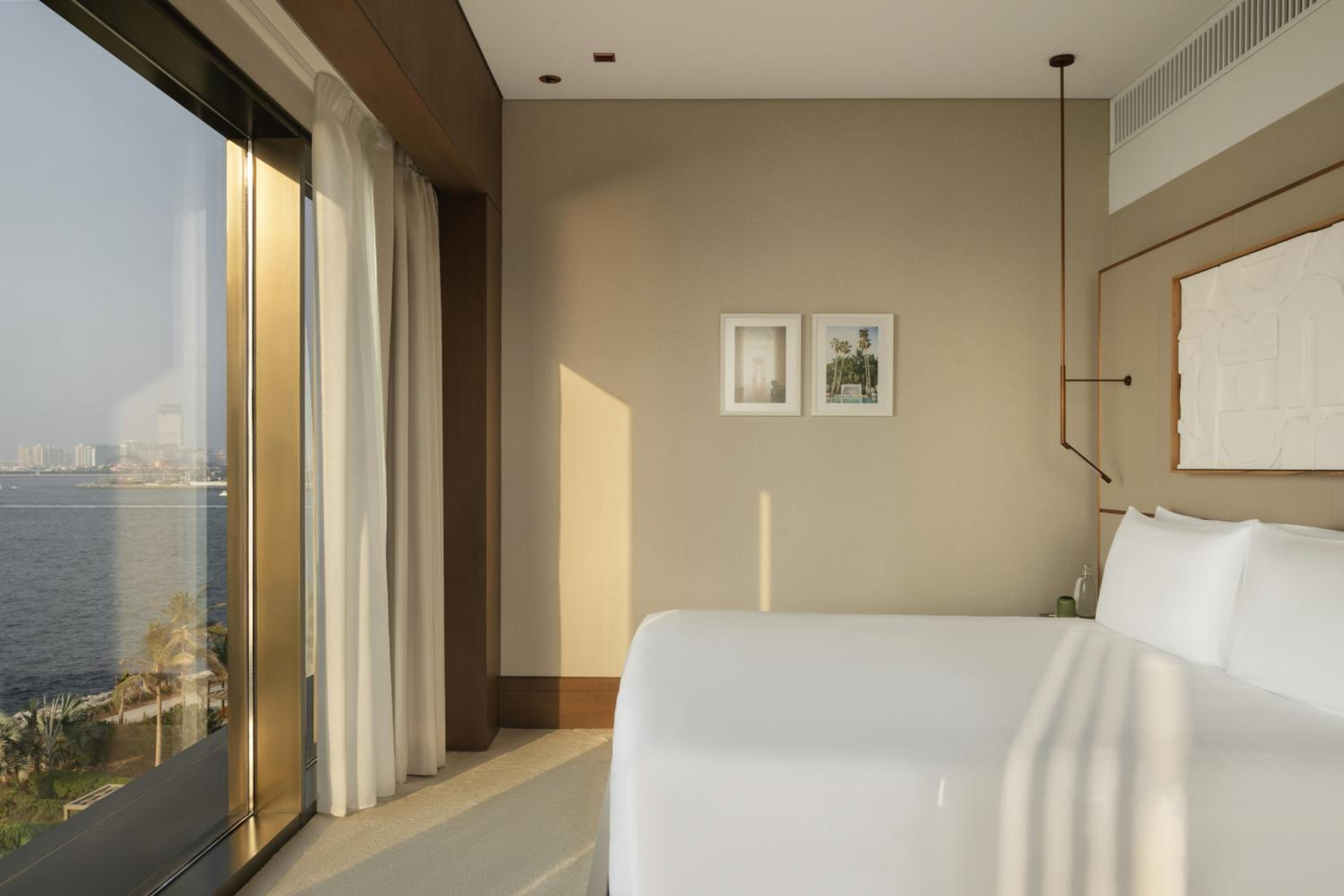 Midnight Dawn Suite with Sea View, Welcome amenity, Daily pre-dinner drinks , In-suite cocktail setup