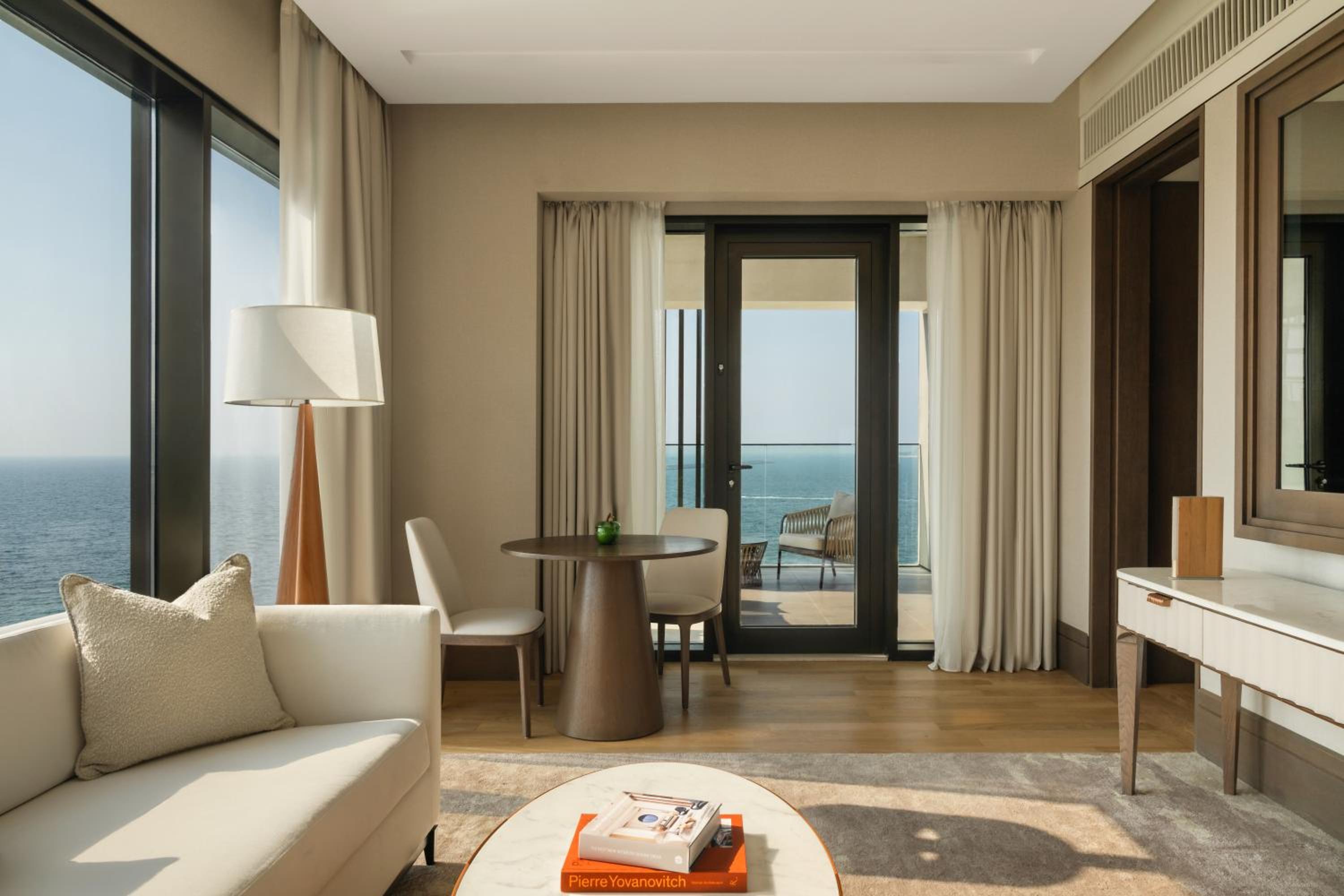 Midnight Dawn Suite with Sea View, Welcome amenity, Daily pre-dinner drinks , In-suite cocktail setup  photo 3