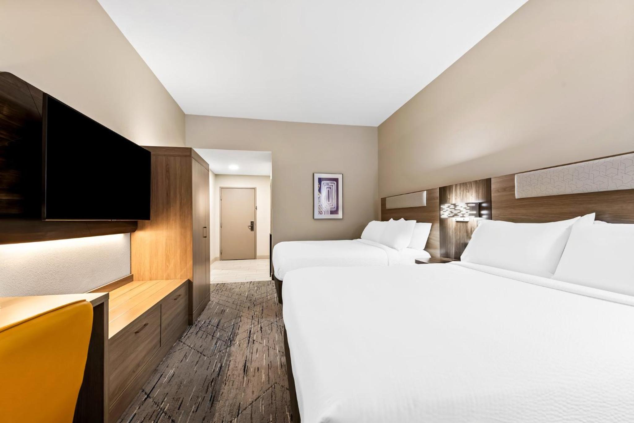 Standard Room with Two Queen Beds - Photo 3