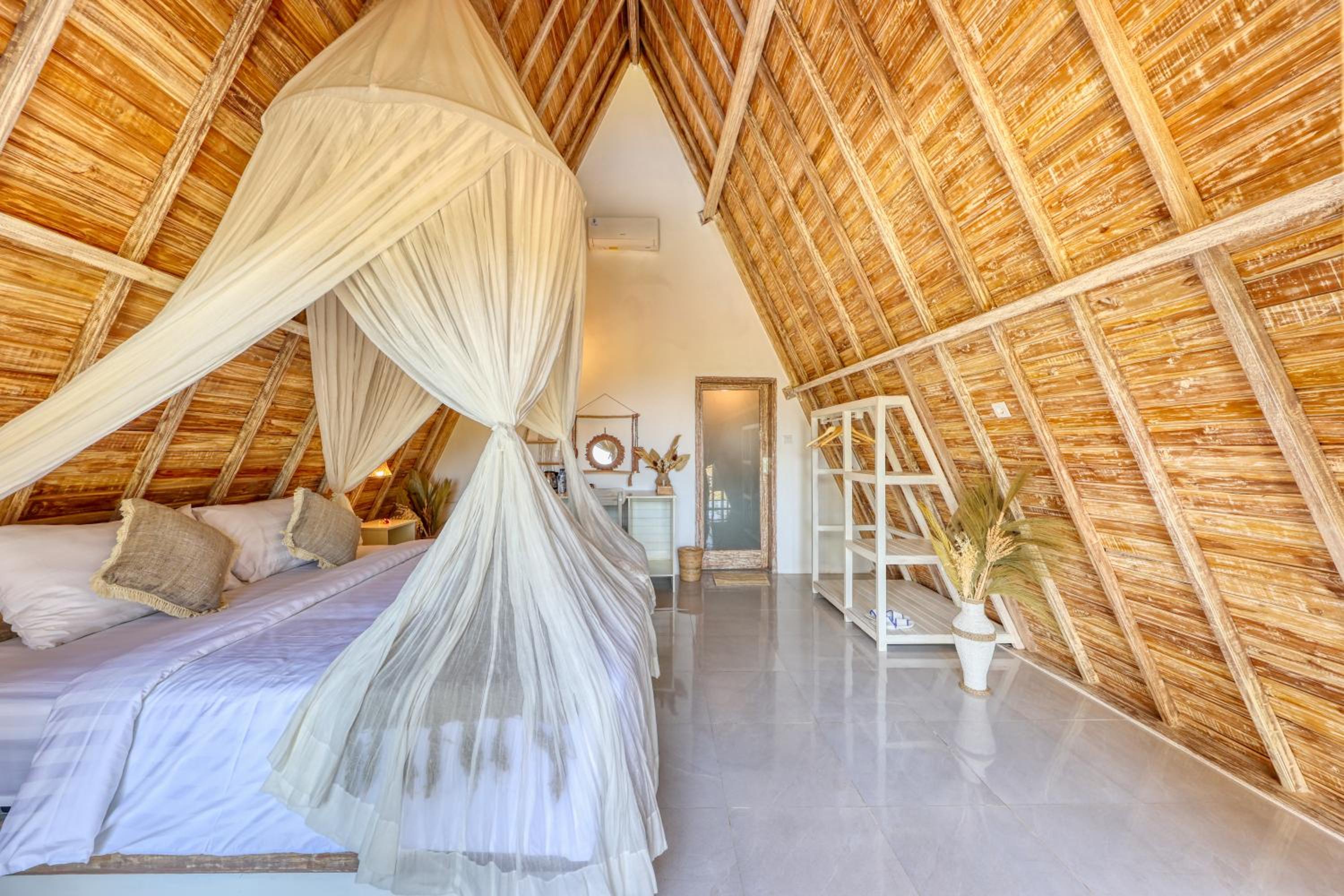 Deluxe Bungalow with Sea View - Photo 35