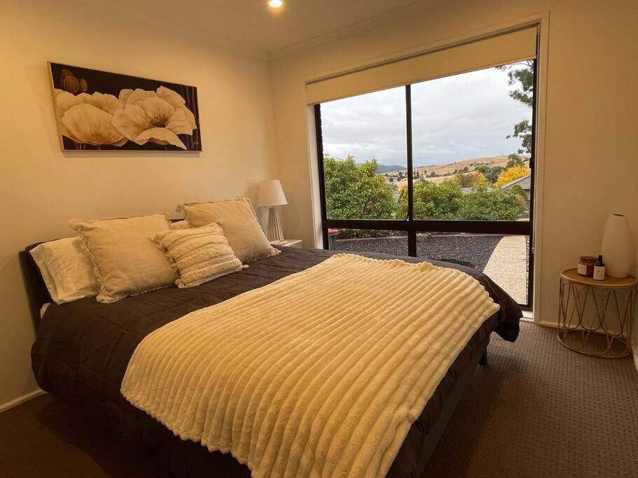 Three-Bedroom House photo 3