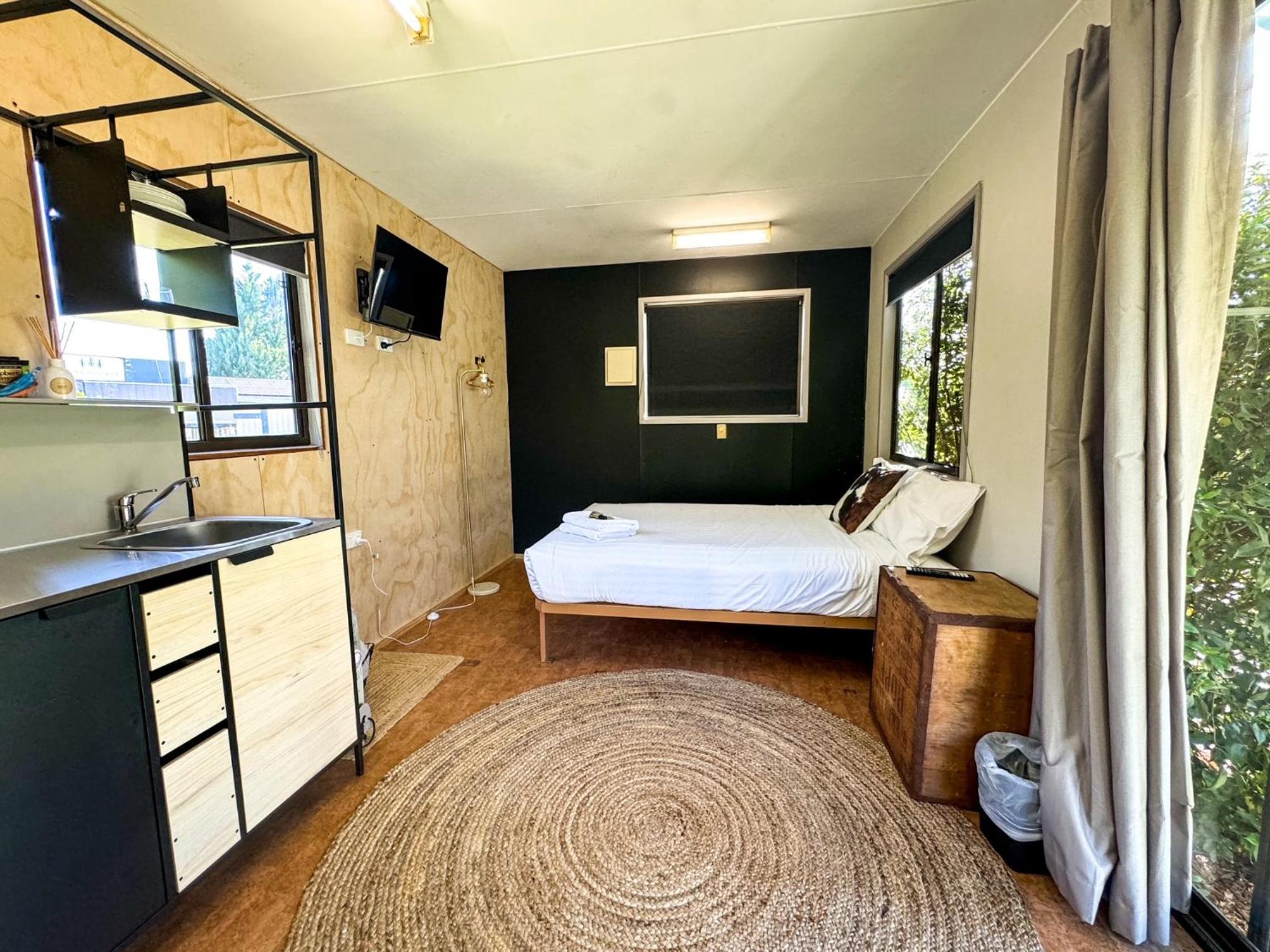 Family Room with Shared Bathroom photo 1
